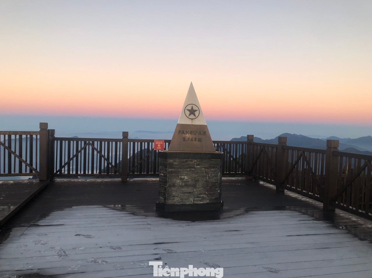 Theo quan sát, lớp băng xuất hiện với cường độ nhẹ, trải đều một lớp mỏng trên đường đi, bậc đá lên xuống, sàn gỗ.