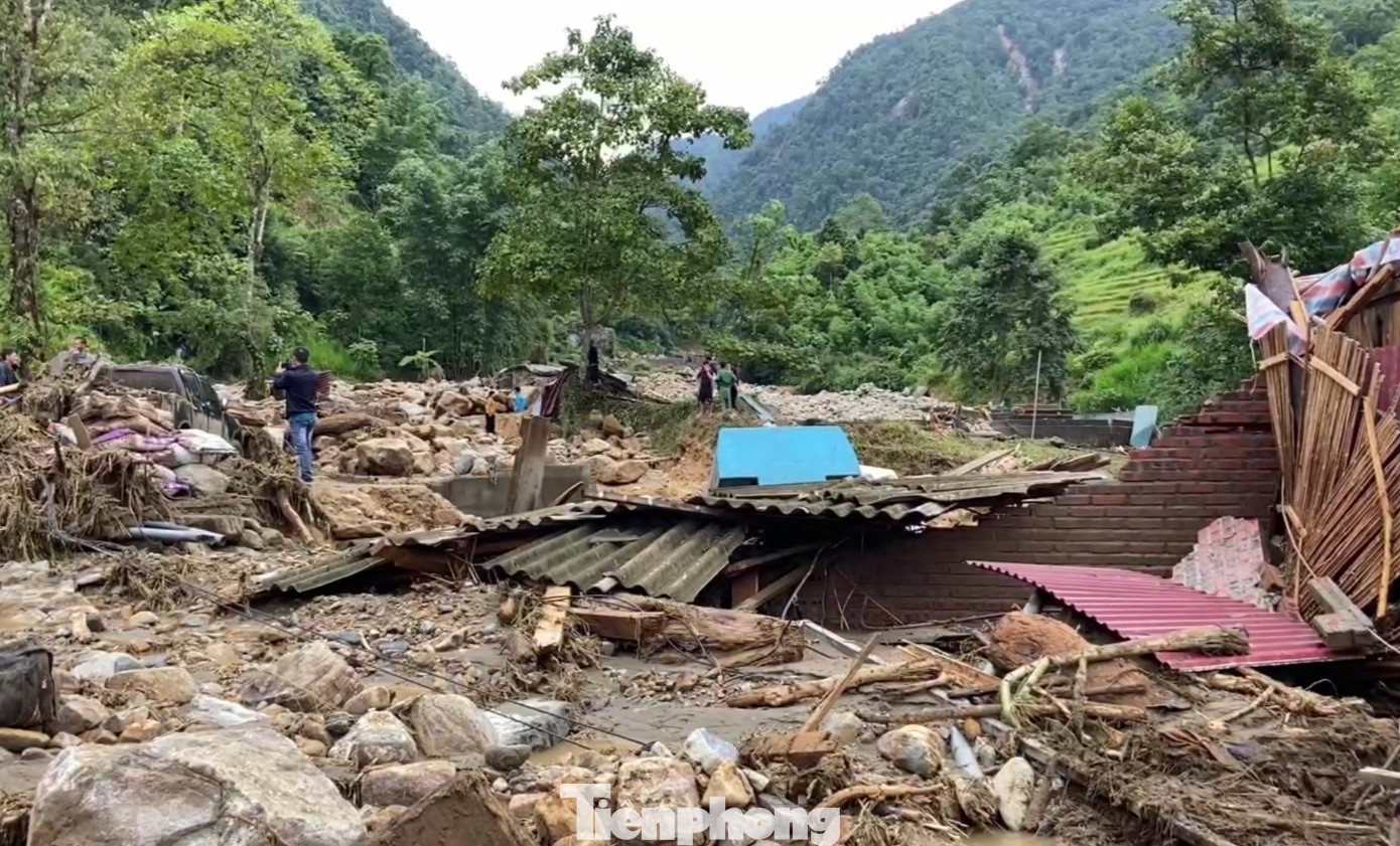 Nhiều nhà cửa, tài sản khác cũng bị thiệt hại nặng nề.