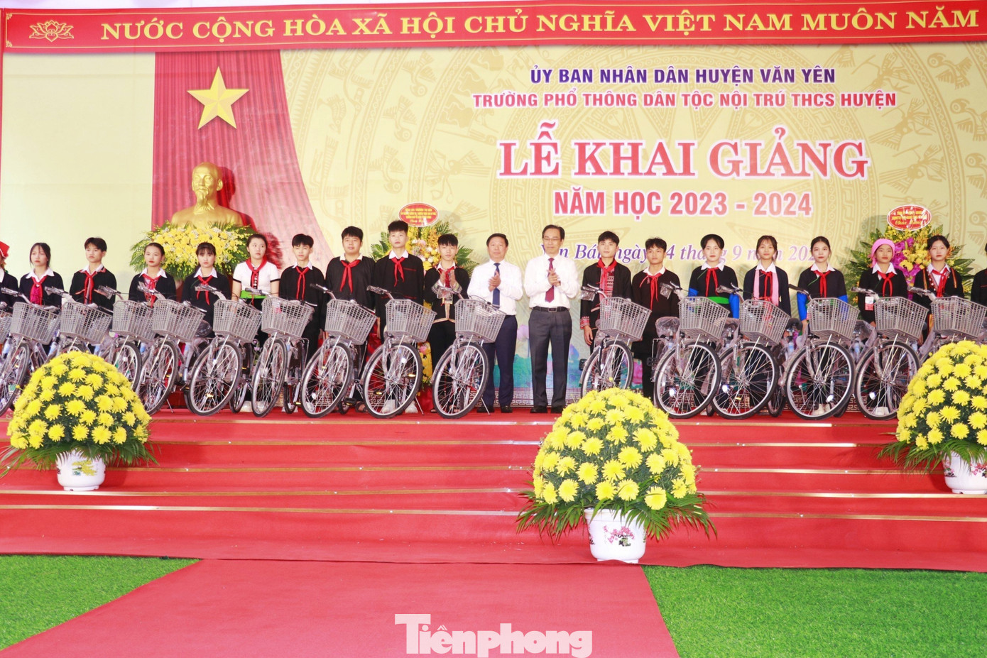 Trao tặng 20 chiếc xe đạp cho các em học sinh người dân tộc thiểu số ở các xã đặc biệt khó khăn trên địa bàn huyện Văn Yên.