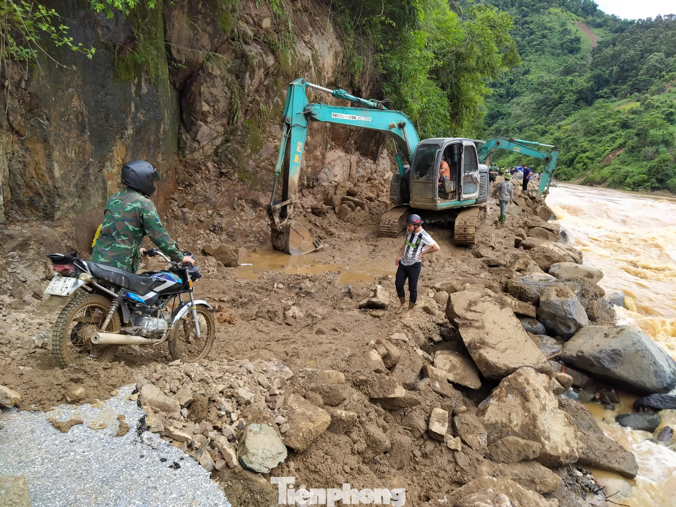 Quốc lộ 32 từ Mù Cang Chải (Yên Bái) đi Than Uyên (Lai Châu) đã thông tuyến.