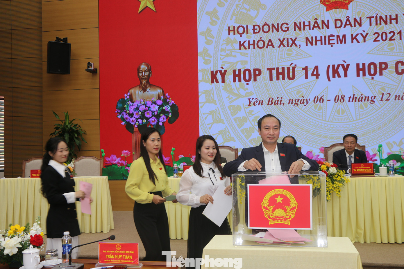 Các đại biểu bỏ phiếu tín nhiệm đối với các chức danh do HĐND tỉnh bầu. Các đại biểu bỏ phiếu tín nhiệm đối với các chức danh do HĐND tỉnh bầu.