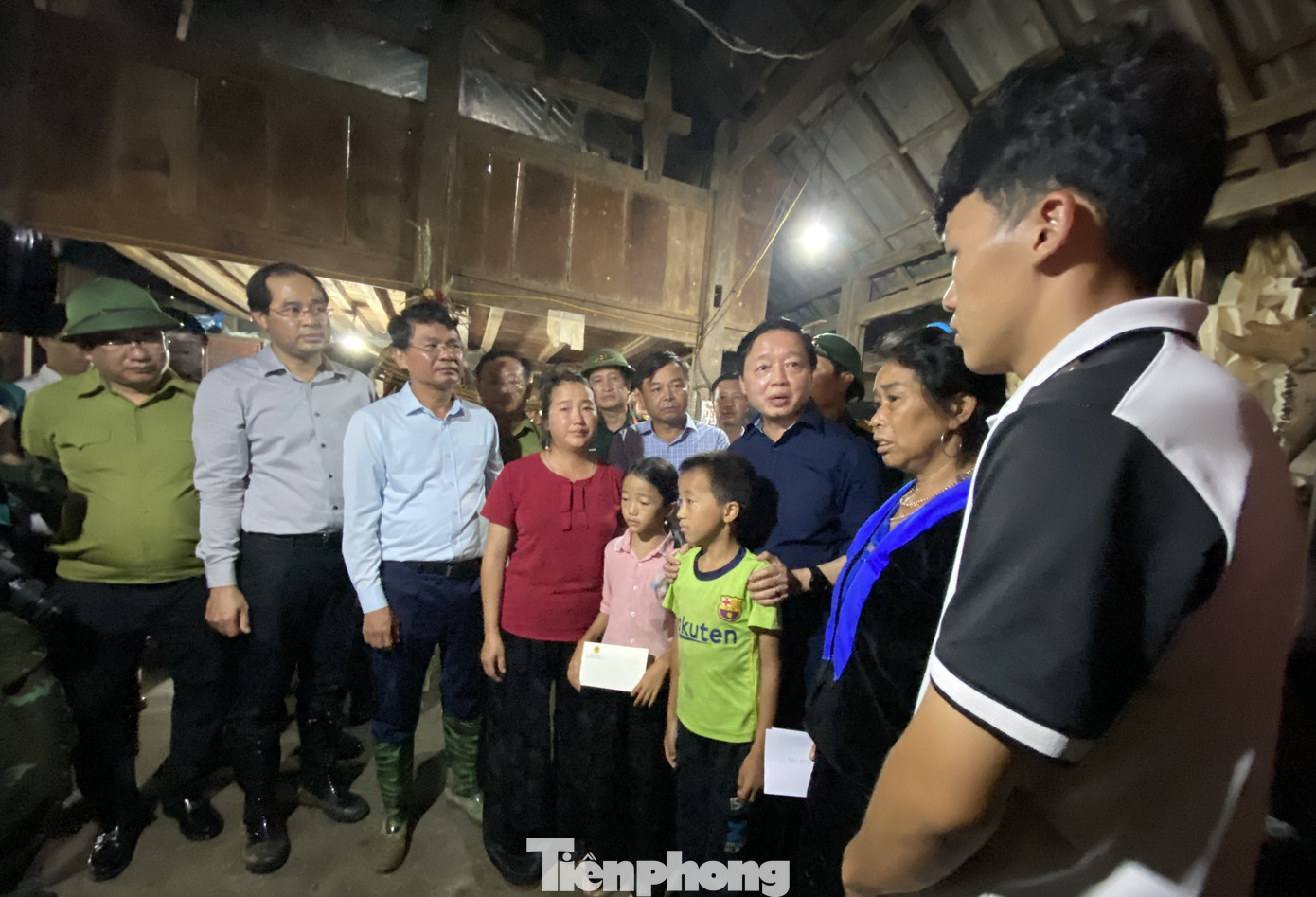 Phó Thủ tướng Chính phủ Trần Hồng Hà yêu cầu các cơ quan chức năng tỉnh Lào Cai cần khẩn trương huy động lực lượng tích cực tìm kiếm những người bị lũ cuốn trôi, mất tích; kịp thời thăm hỏi, động viên, hỗ trợ các gia đình bị thiệt hại, nhất là gia đình những người bị nạn.