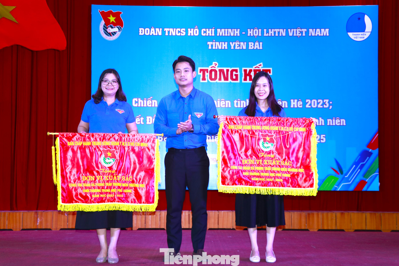 Lãnh đạo tỉnh đoàn trao bằng khen của Trung ương đoàn cho đơn vị có thành tích xuất sắc trong công tác đoàn và phong trào thanh niên trường học. Lãnh đạo tỉnh đoàn trao bằng khen của Trung ương đoàn cho đơn vị có thành tích xuất sắc trong công tác đoàn và phong trào thanh niên trường học.