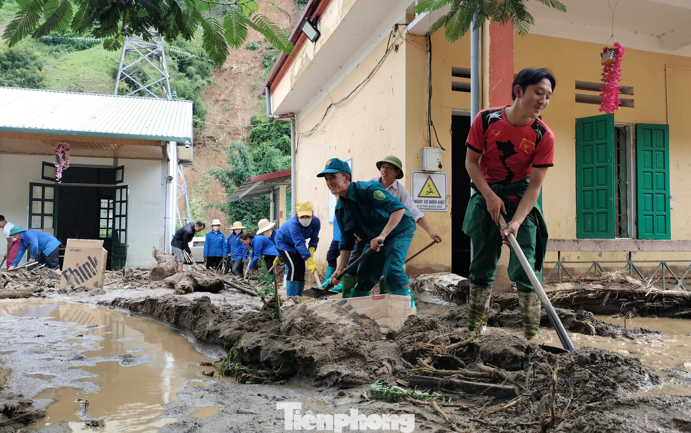 Tất bật dọn dẹp nhà cửa ở xã bị chia cắt do lũ ảnh 4