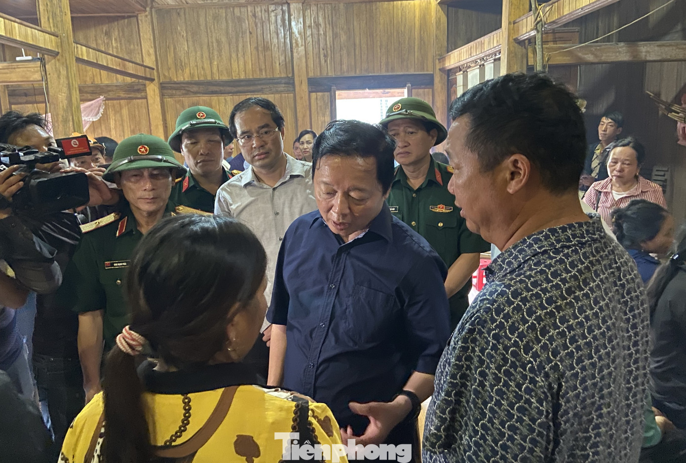 Tại đây, Phó Thủ tướng đến thăm hỏi, chia buồn sâu sắc nhất tới thân nhân, gia đình người bị nạn tại thôn Nậm Than, xã Liên Minh, nơi có 2 người chết và 1 người mất tích do lũ cuốn trôi.