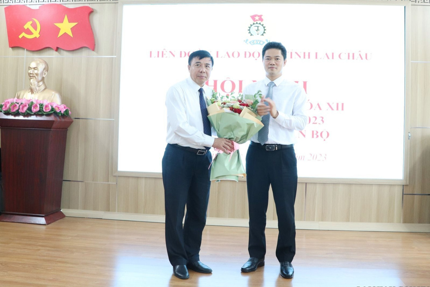 Phó Bí thư Tỉnh ủy Lai Châu tặng hoa chúc mừng tân Chủ tịch Liên đoàn Lao động tỉnh Lai Châu khóa XII, nhiệm kỳ 2018 - 2023. Phó Bí thư Tỉnh ủy Lai Châu tặng hoa chúc mừng tân Chủ tịch Liên đoàn Lao động tỉnh Lai Châu khóa XII, nhiệm kỳ 2018 - 2023.