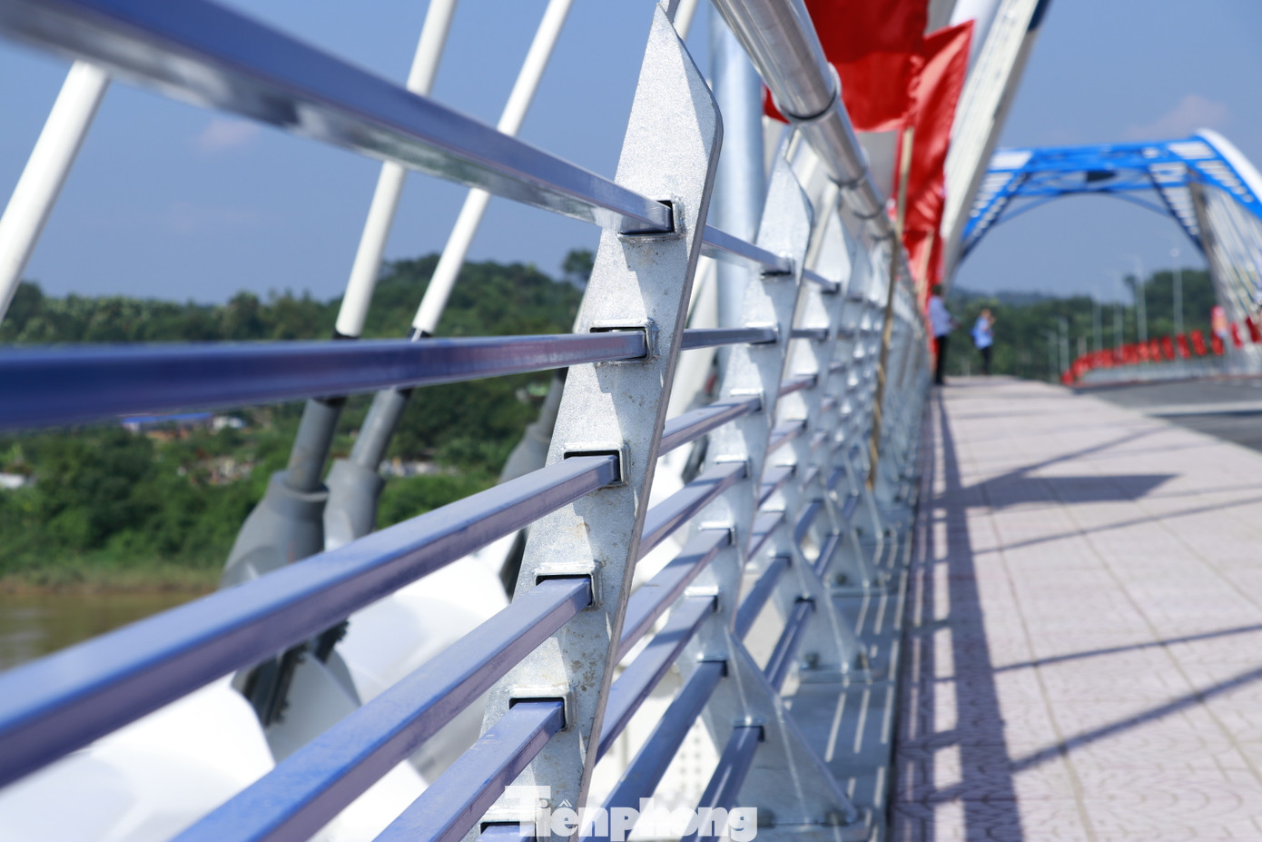 Công trình được khởi công xây dựng từ tháng 12/2021 với tổng mức đầu tư 650 tỷ đồng do Ban Quản lý dự án đầu tư xây dựng các công trình giao thông tỉnh Yên Bái làm chủ đầu tư. Nhà thầu thi công phần cầu là Công ty TNHH Thương mại và xây dựng Trung Chính. Công trình được khởi công xây dựng từ tháng 12/2021 với tổng mức đầu tư 650 tỷ đồng do Ban Quản lý dự án đầu tư xây dựng các công trình giao thông tỉnh Yên Bái làm chủ đầu tư. Nhà thầu thi công phần cầu là Công ty TNHH Thương mại và xây dựng Trung Chính.