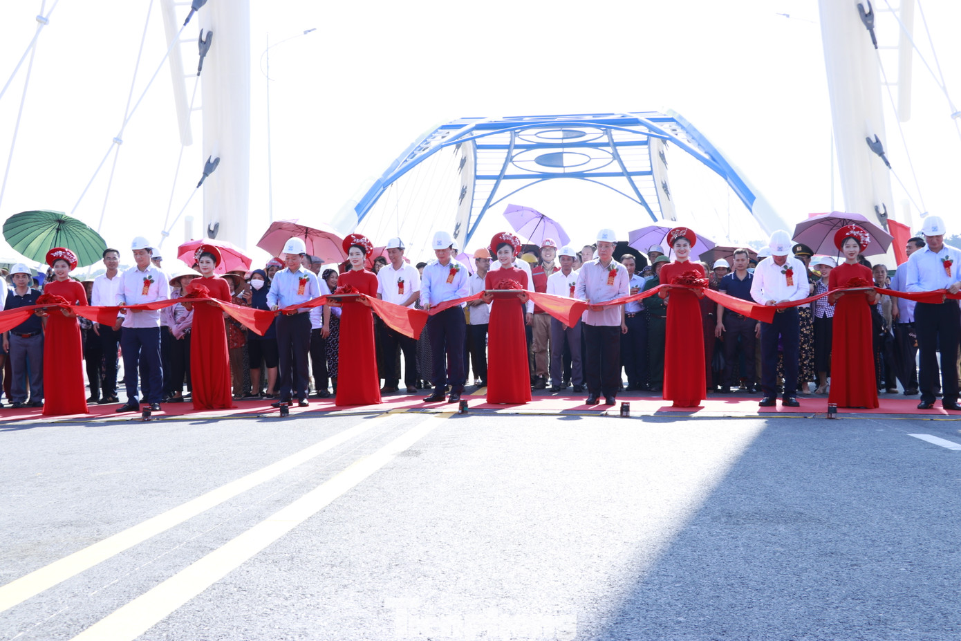 Phát biểu tại Lễ khánh thành cầu Giới Phiên, Chủ tịch UBND tỉnh Trần Huy Tuấn khẳng định: Công trình cầu Giới Phiên mang ý nghĩa đặc biệt quan trọng đối với tỉnh Yên Bái nói chung, thành phố Yên Bái nói riêng. Phát biểu tại Lễ khánh thành cầu Giới Phiên, Chủ tịch UBND tỉnh Trần Huy Tuấn khẳng định: Công trình cầu Giới Phiên mang ý nghĩa đặc biệt quan trọng đối với tỉnh Yên Bái nói chung, thành phố Yên Bái nói riêng.