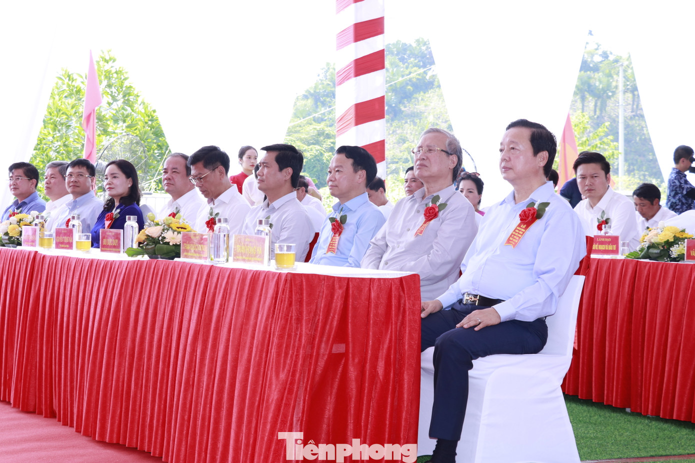 Dự lễ khánh thành có Phó Thủ tướng Chính phủ Trần Hồng Hà; nguyên Ủy viên Bộ Chính trị, nguyên Thường trực Ban Bí thư Trần Quốc Vượng; lãnh đạo một số ban, bộ, ngành Trung ương, lãnh đạo tỉnh Yên Bái cùng đông đảo người dân trên địa bàn. Dự lễ khánh thành có Phó Thủ tướng Chính phủ Trần Hồng Hà; nguyên Ủy viên Bộ Chính trị, nguyên Thường trực Ban Bí thư Trần Quốc Vượng; lãnh đạo một số ban, bộ, ngành Trung ương, lãnh đạo tỉnh Yên Bái cùng đông đảo người dân trên địa bàn.