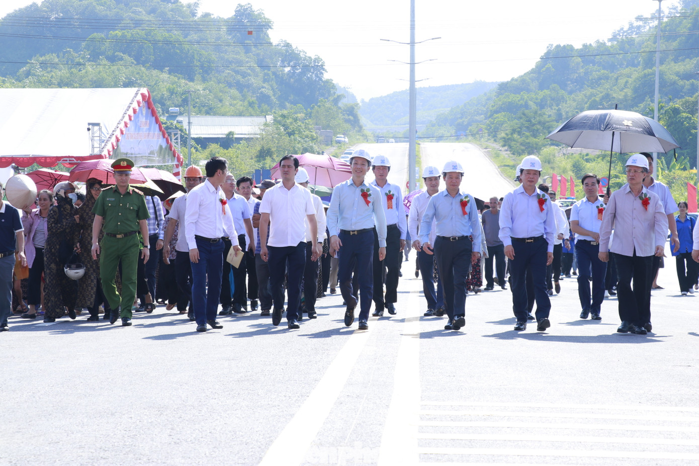 Đây là cây cầu thứ 8 bắc qua sông Hồng trên địa bàn tỉnh Yên Bái và là cây cầu thứ 5 được triển khai xây dựng trên địa bàn TP Yên Bái. Đến nay, sau 21 tháng thi công xây dựng, công trình đã hoàn thành vượt tiến độ thi công trước 3 tháng so với kế hoạch đề ra. Đây là cây cầu thứ 8 bắc qua sông Hồng trên địa bàn tỉnh Yên Bái và là cây cầu thứ 5 được triển khai xây dựng trên địa bàn TP Yên Bái. Đến nay, sau 21 tháng thi công xây dựng, công trình đã hoàn thành vượt tiến độ thi công trước 3 tháng so với kế hoạch đề ra.