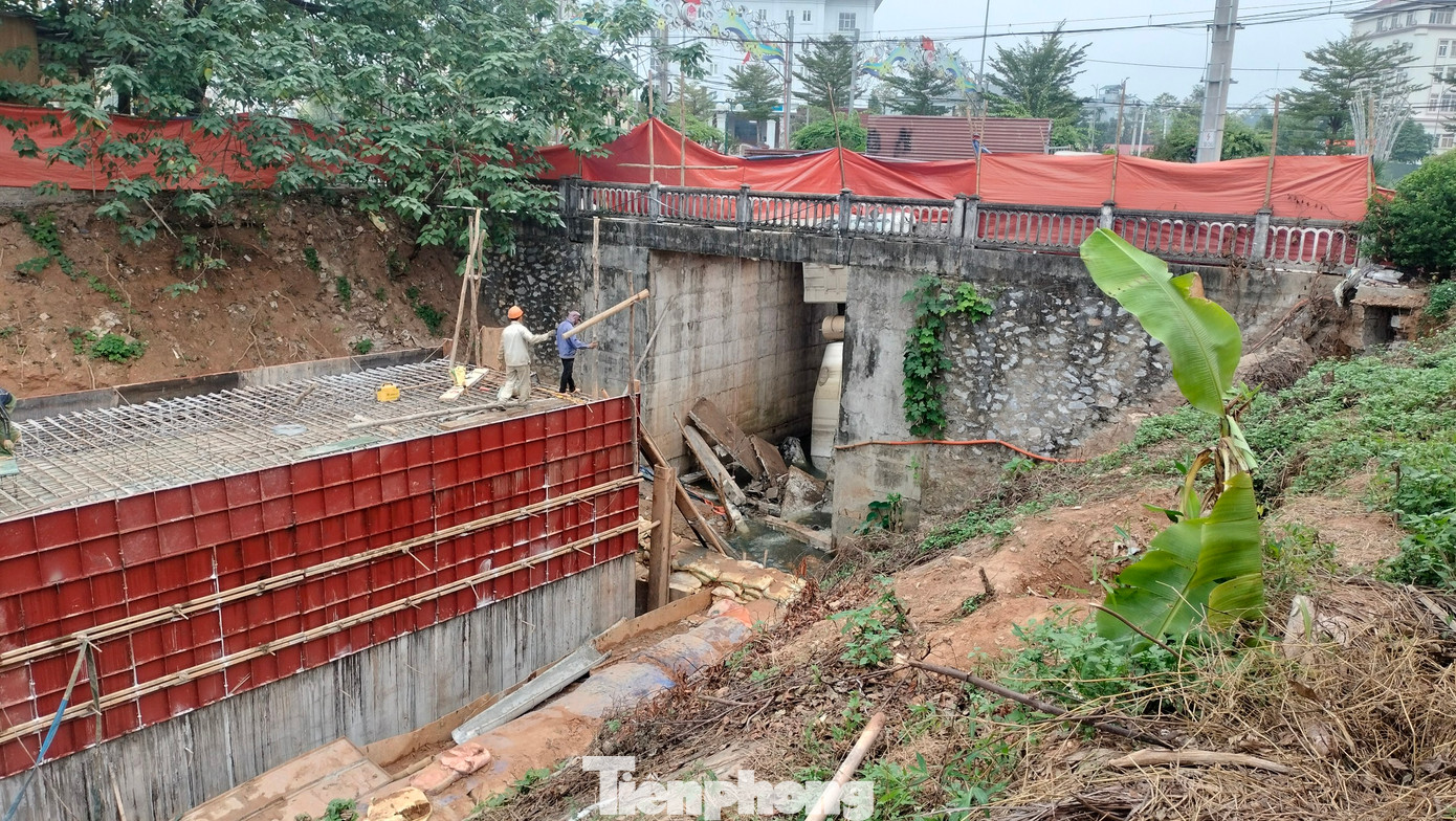 Khu vực cầu có chiều cao khoảng gần 10m, rộng gần 4m Khu vực cầu có chiều cao khoảng gần 10m, rộng gần 4m