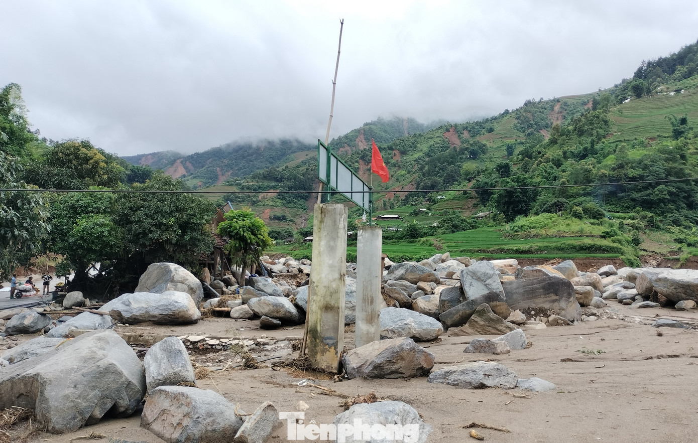 Toàn bộ trạm Y tế ngập trong bùn sâu từ 50 - 70cm, xung quanh khu vực trạm là những tảng đá lớn các loại.