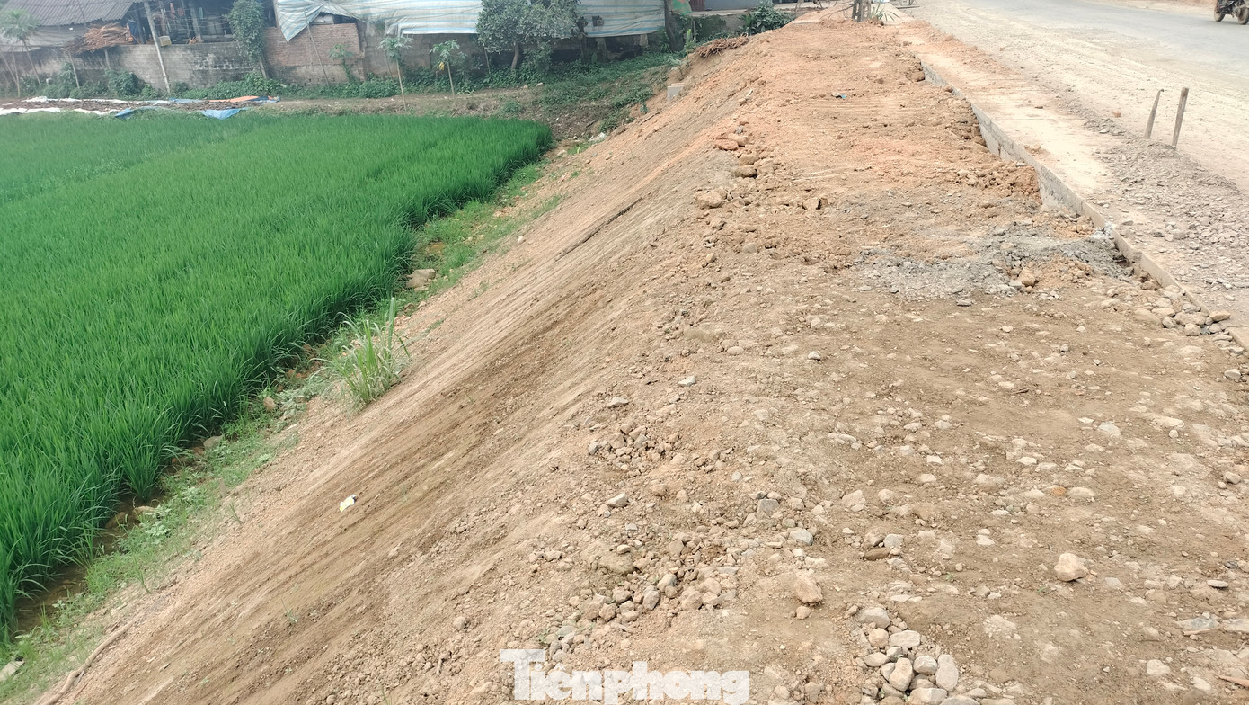 Nhiều vị trí kênh mương thủy lợi bị vùi lấp, hư hỏng nhưng không được hoàn trả khiến việc tưới tiêu của bà con gặp nhiều khó khăn. Nhiều vị trí kênh mương thủy lợi bị vùi lấp, hư hỏng nhưng không được hoàn trả khiến việc tưới tiêu của bà con gặp nhiều khó khăn.