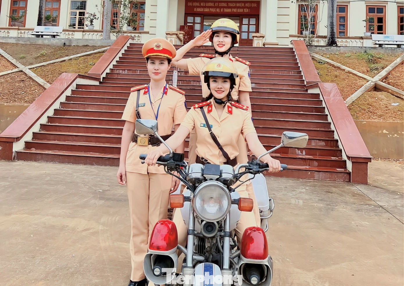 Cùng với đồng đội nam, các nữ chiến sỹ cảnh sát giao thông TP Yên Bái sẽ trực tiếp tham gia hướng dẫn phương tiện, điều tiết giao thông trên các tuyến đường giao thông trọng điểm trên địa bàn.