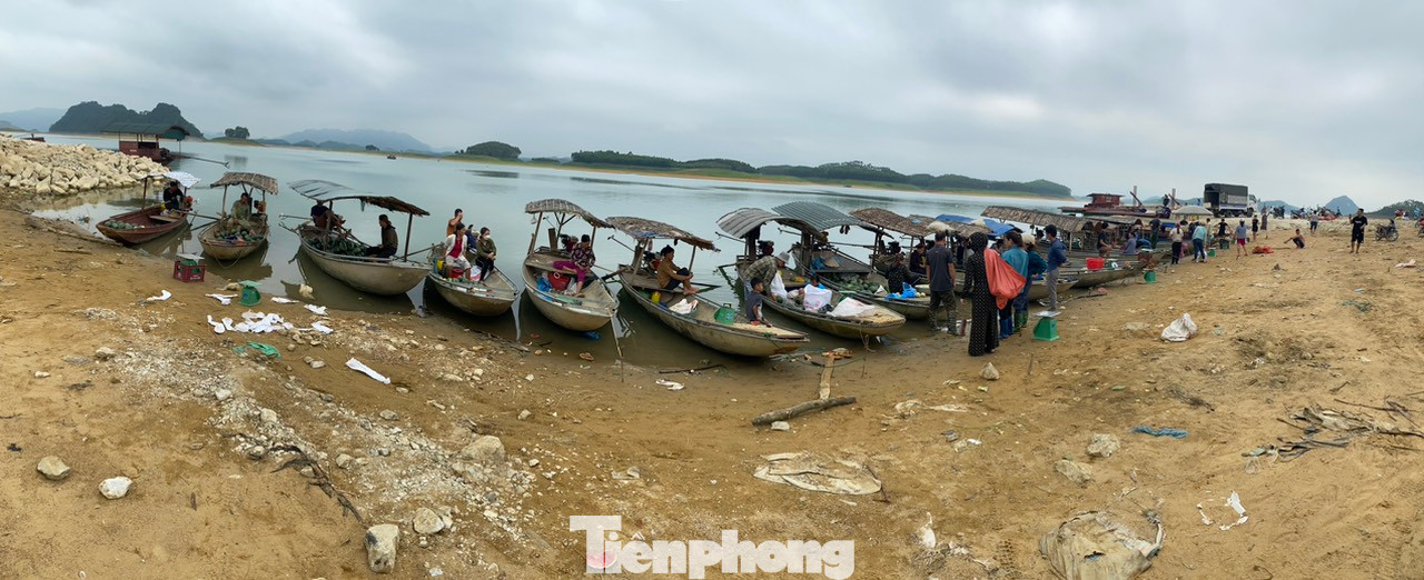 Bất chấp thời tiết những ngày hè nắng như đổ lửa, hàng dài thuyền nhỏ tập kết ven bờ hồ Thác Bà tại khu vực xã Mông Sơn, huyện Yên Bình (Yên Bái) để bán các loại sản phẩm thu hoạch trên các đảo.