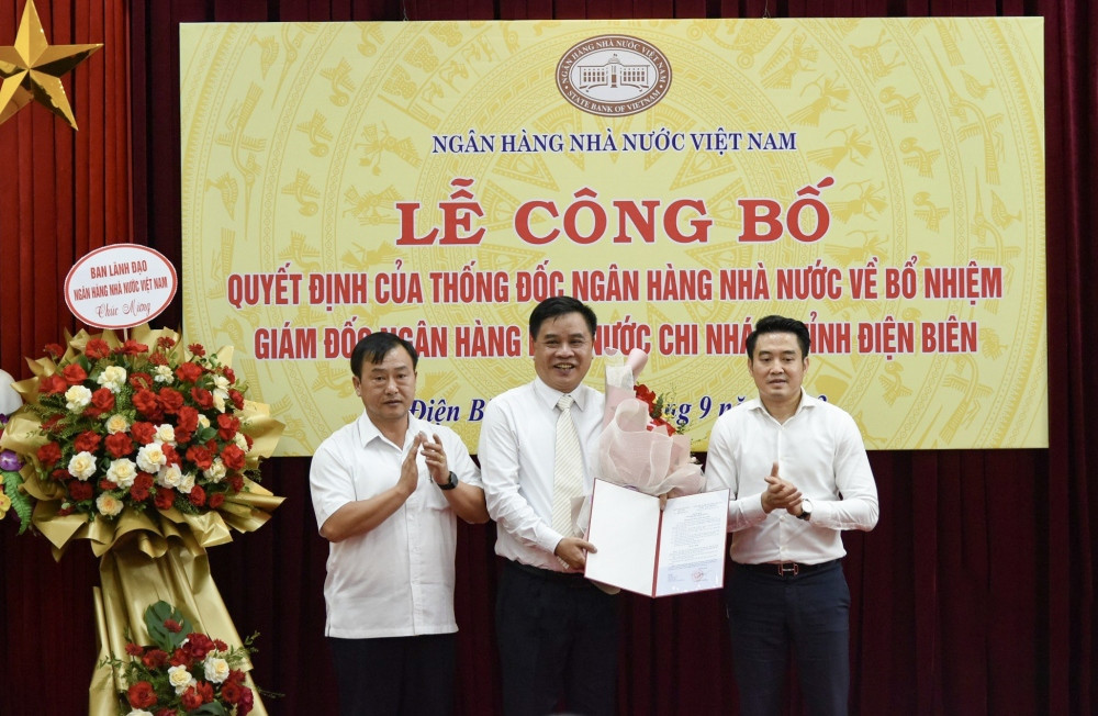 Ông Trần Anh Tuấn - Vụ trưởng Vụ Tổ chức cán bộ Ngân hàng Nhà nước Việt Nam (ngoài cùng bên phải) và lãnh đạo tỉnh Điện Biên chúc mừng tân Giám đốc Ngân hàng Nhà nước Chi nhánh tỉnh Điện Biên Nguyễn Quốc Tùng.