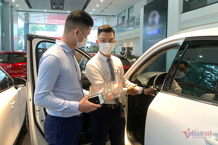 "Tháng 12 là thời điểm "vàng" không thể tốt hơn để những khách hàng có nhu cầu tậu xe có thể sở hữu ô tô với giá thấp chưa từng có". (Ảnh: Hoàng Hiệp) "Tháng 12 là thời điểm "vàng" không thể tốt hơn để những khách hàng có nhu cầu tậu xe có thể sở hữu ô tô với giá thấp chưa từng có". (Ảnh: Hoàng Hiệp)