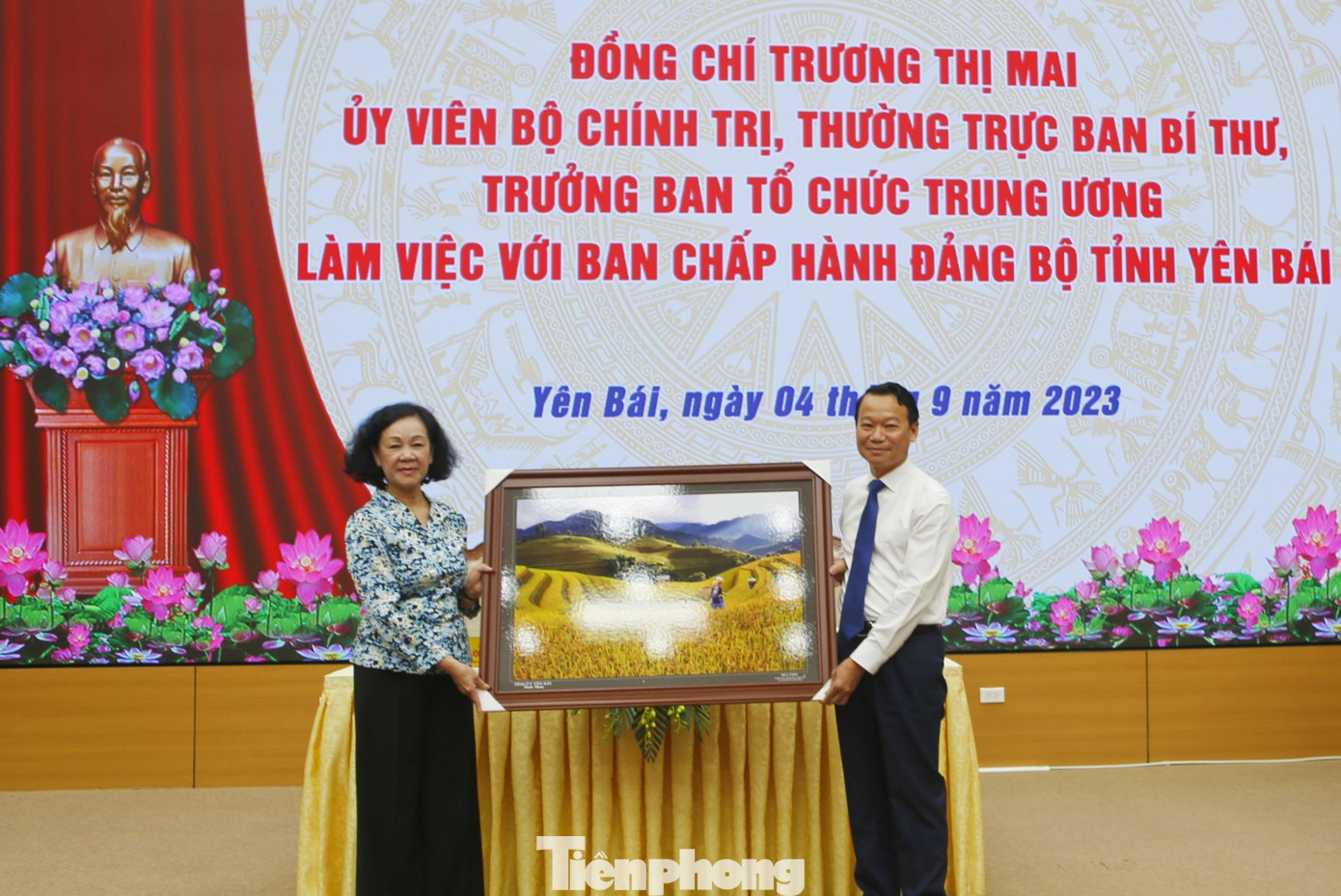 Tiếp tục chương trình làm việc, cùng ngày, đồng chí Trương Thị Mai - Ủy viên Bộ Chính trị, Thường trực Ban Bí thư, Trưởng Ban tổ chức Trung ương cùng đoàn công tác đã làm việc với tỉnh Yên Bái về kết quả lãnh đạo thực hiện nhiệm vụ chính trị từ đầu nhiệm kỳ Đại hội XIX Đảng bộ tỉnh đến nay; phương hướng nhiệm vụ trong thời gian tới.