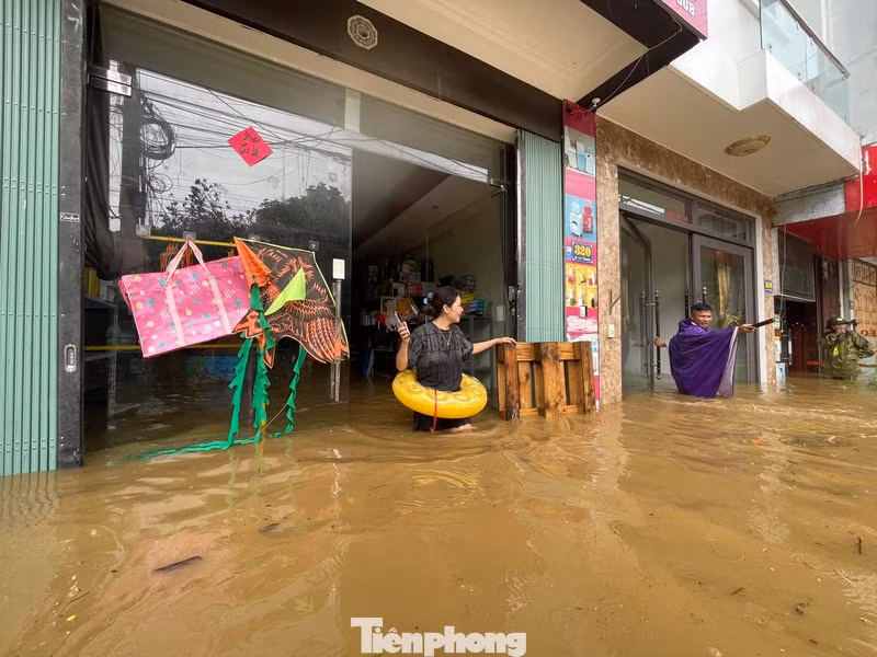 Hiện nhiều khu vực nước đã rút, người dân đang vệ sinh lại nhà cửa do ảnh hưởng.