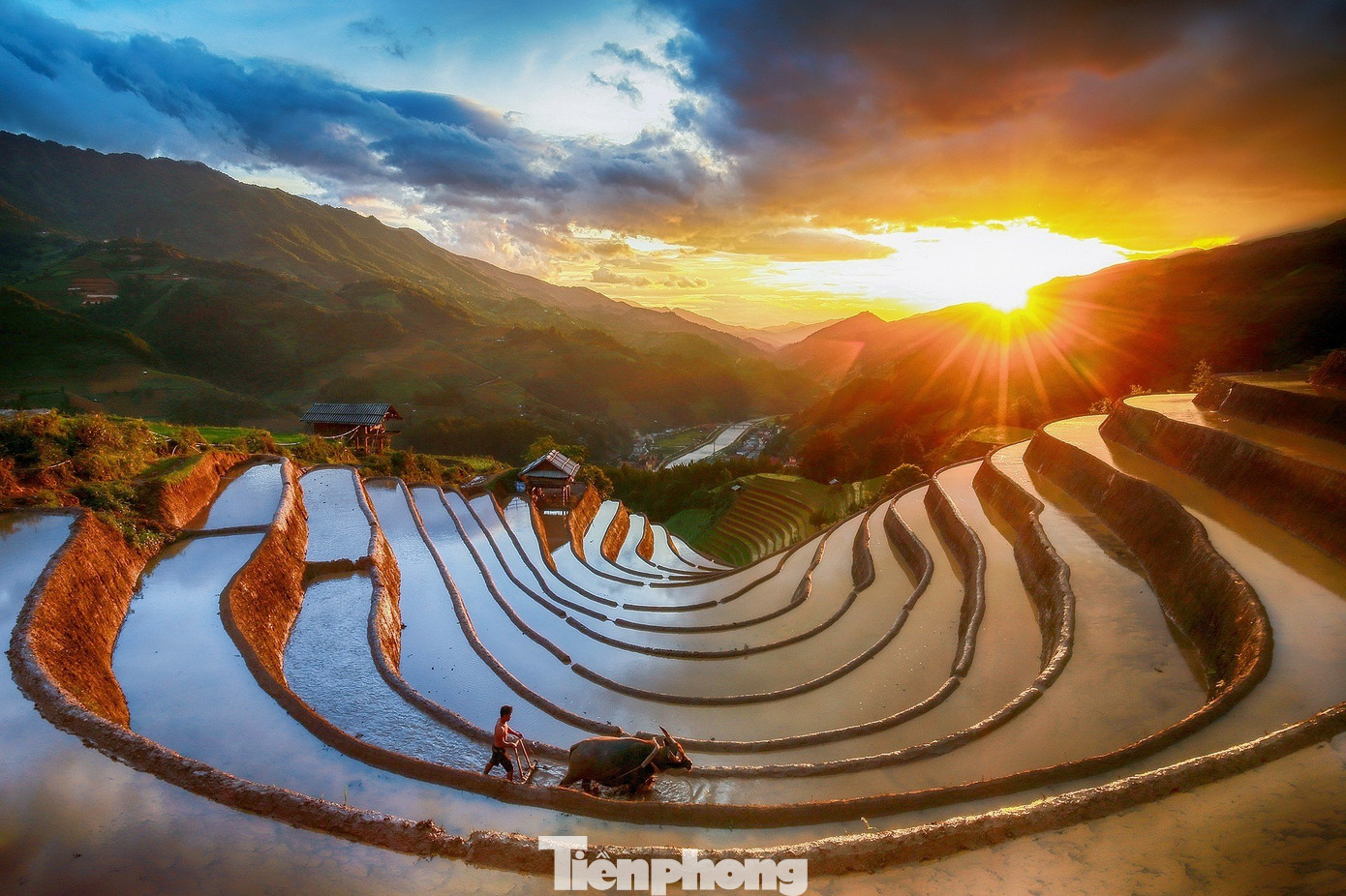 ...hay những hình ảnh người dân hăng say cày bừa, cấy hái từ lúc bình minh đến khi hoàng hôn rủ bóng bên các triền đồi.