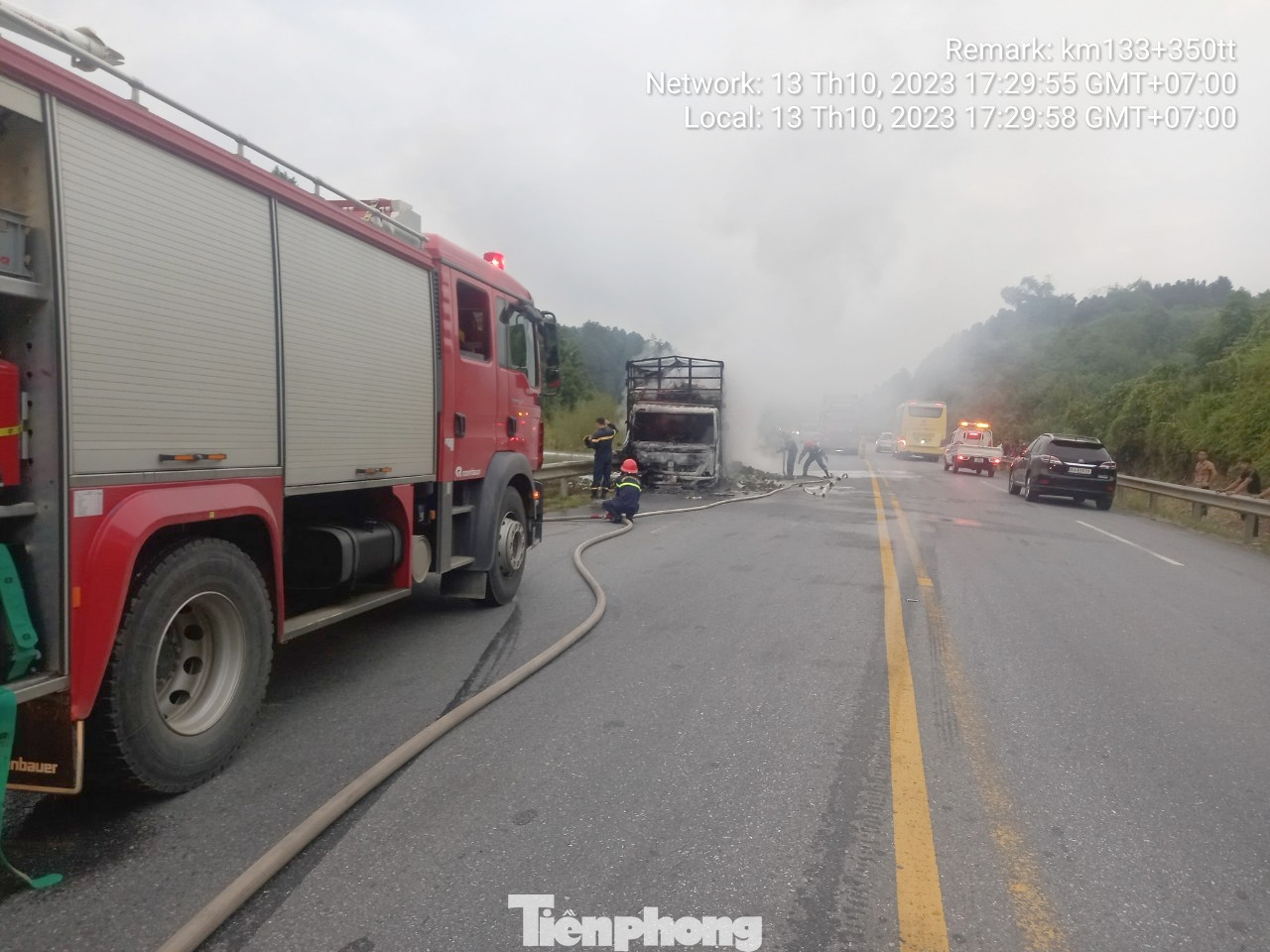 Lực lượng chức năng tiến hành dập lửa, kiểm soát đám cháy, phân luồng giao thông.