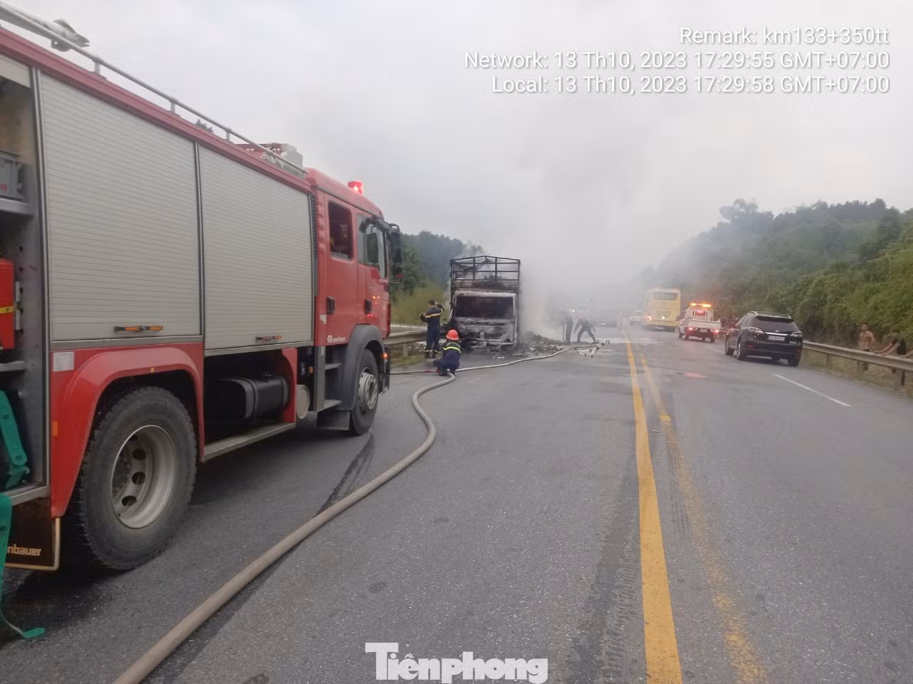 Lực lượng chức năng tiến hành dập lửa, kiểm soát đám cháy, phân luồng giao thông.