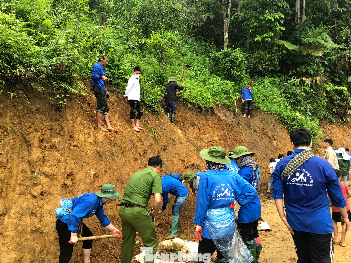 Ngoài việc mở rộng lòng, lề đường để tránh việc sạt, lở do mưa lũ, trong đợt ra quân tình nguyện lần này, các đoàn viên thanh niên đã xây dựng và trao cho xã Suối Quyền công trình thắp sáng đường quê với tổng chiều dài hơn 1,5km.