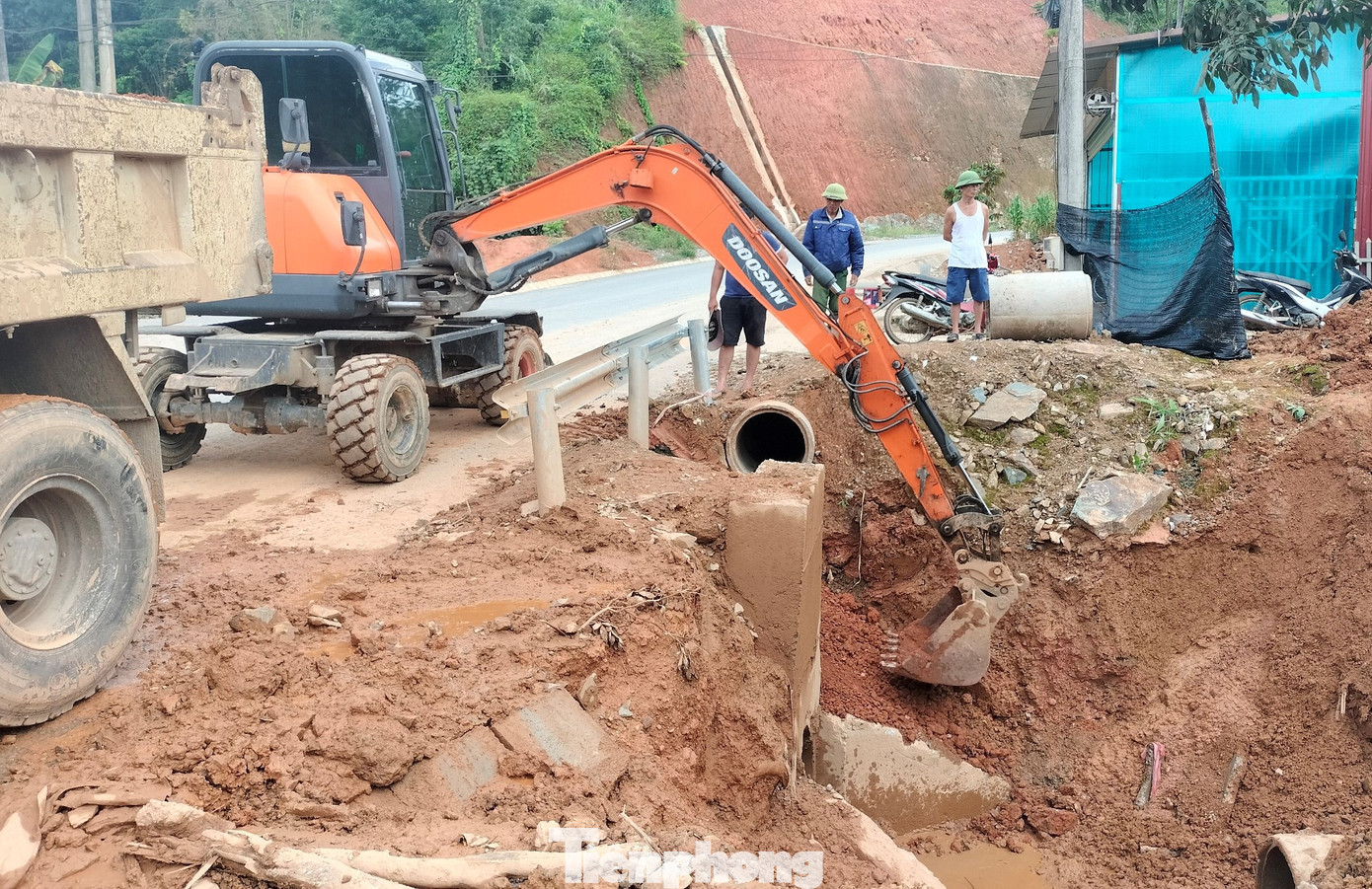 Đại diện phía đơn vị thi công Quốc lộ 37, đoạn qua xã Lương Thịnh, huyện Trấn Yên cho biết, việc thi công luôn cam đoan theo đúng thiết kế ban đầu. Tuy nhiên, do những vướng mắc về giải phóng mặt bằng tại một số hộ gia đình nên các cống, rãnh thoát được chưa được hoàn thiện. Hy vọng trong thời gian tới, các cơ quan có thẩm quyền đi đến thống nhất để có phương án giải quyết được vấn đề này.