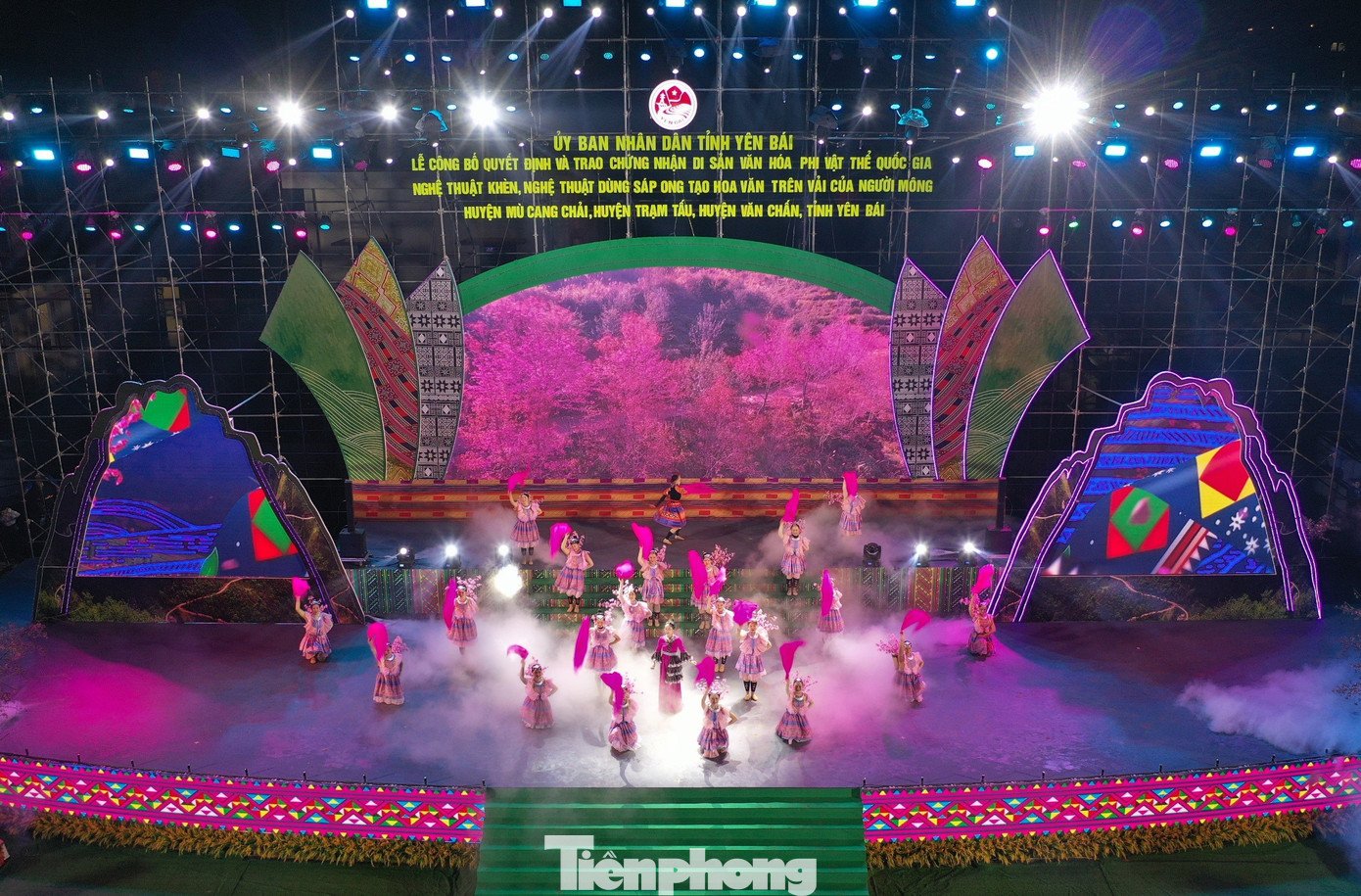 Những tiết mục văn nghệ được dàn dựng công phu, khắc họa sâu sắc đời sống văn hóa - vật chất của đồng bào vùng cao. Những tiết mục văn nghệ được dàn dựng công phu, khắc họa sâu sắc đời sống văn hóa - vật chất của đồng bào vùng cao.