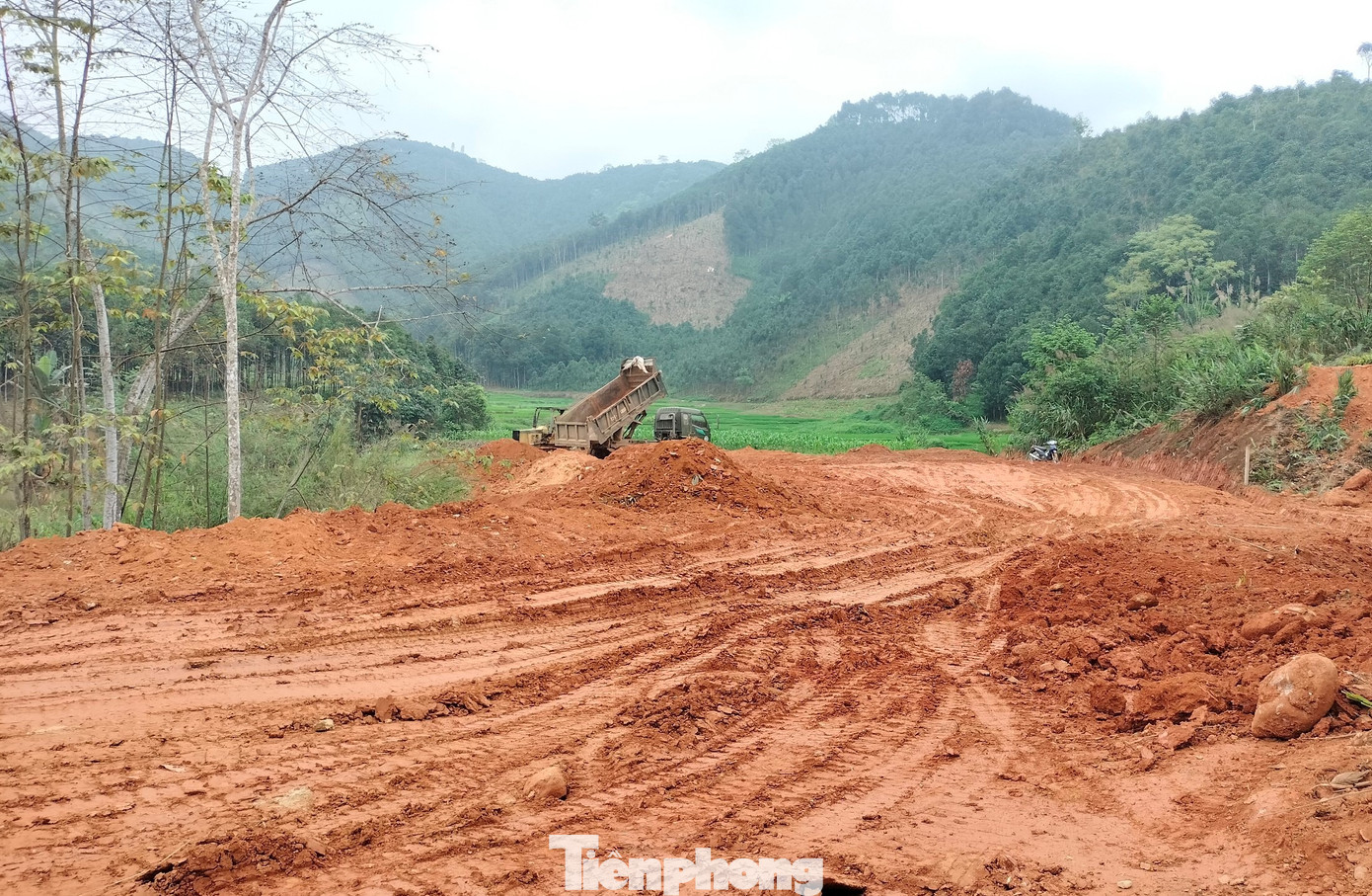 Trên địa bàn xã Đại Sơn "lởm chởm" các điểm bị san lấp mặt bằng trái phép trước sự bất lực của chính quyền. Ảnh: Văn Đức Trên địa bàn xã Đại Sơn "lởm chởm" các điểm bị san lấp mặt bằng trái phép trước sự bất lực của chính quyền. Ảnh: Văn Đức