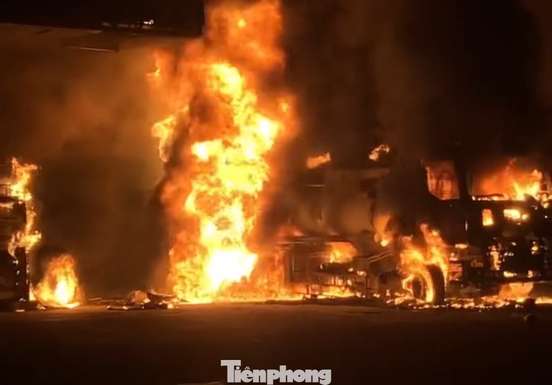 Vụ cháy diễn ra khi xe bồn đang tiếp nhiên liệu cho cây xăng. Ảnh: NDCC