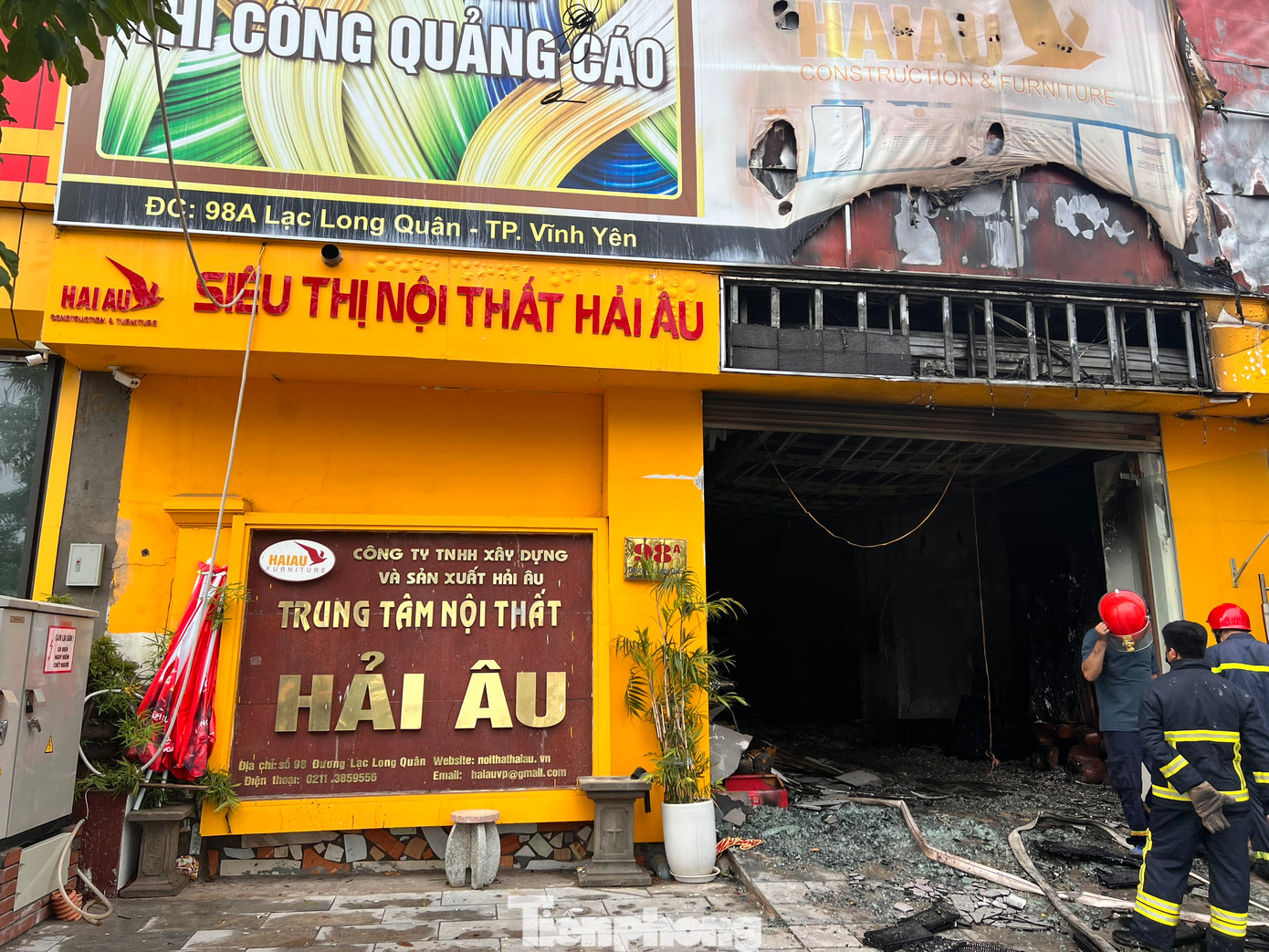 Thống kê ban đầu, khoảng 50 kiot của hơn 50 hộ kinh doanh tại đây bị thiêu rụi hoàn toàn, hơn 10 xe oto đỗ ở vỉa hè cũng bị lửa thiêu hư hỏng, thiệt hại nặng.