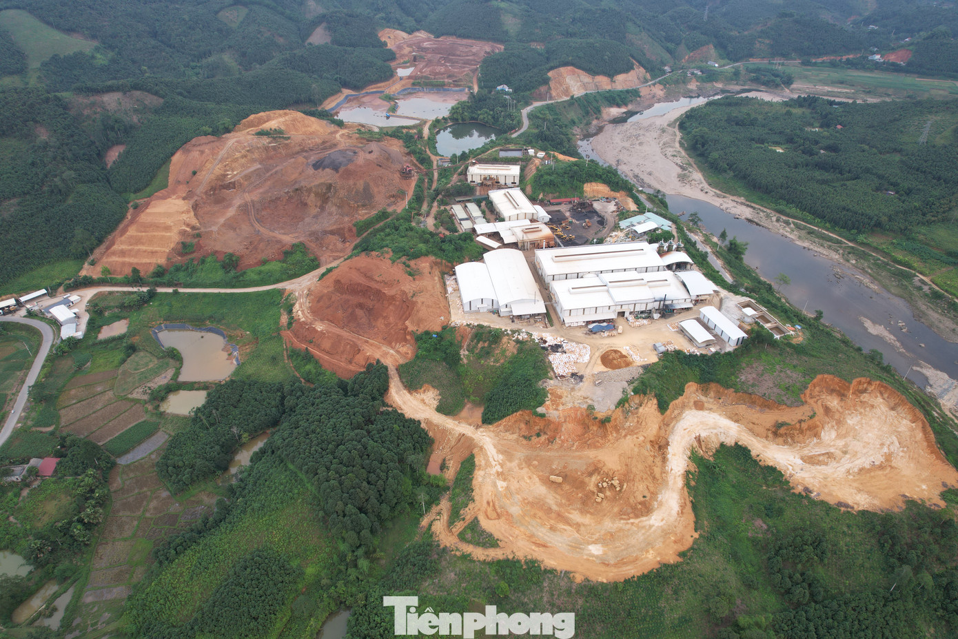 Mỏ đất hiếm này nằm cách TP Yên Bái gần 60 km, cách trung tâm huyện Văn Yên gần 20 km, trữ lượng khai thác gần 1,9 triệu tấn đất quặng (tương ứng hơn 23.500 tấn tổng oxit đất hiếm TR2O3, gần 260.000 tấn tinh quặng sắt 60% Fe).