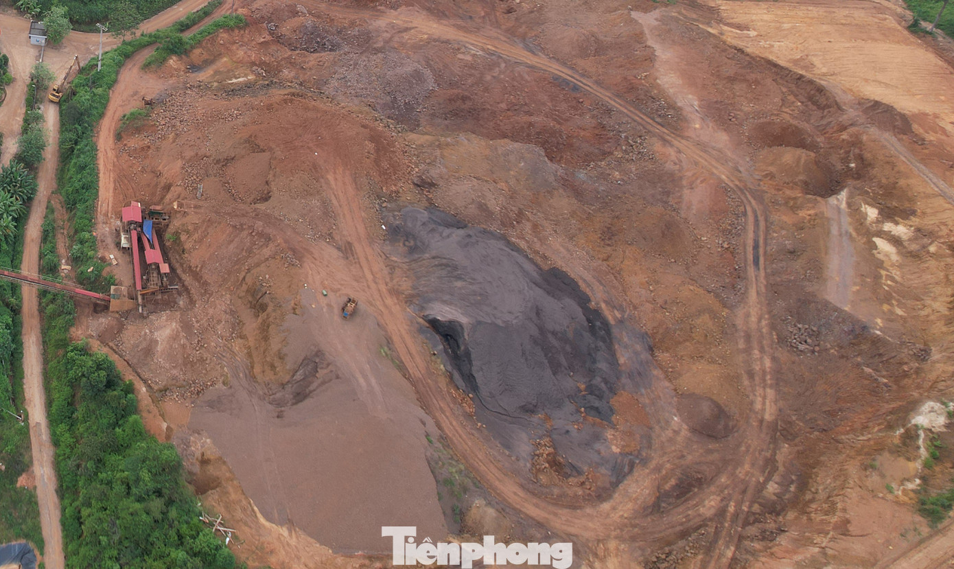 Khai trường còn lại những hố đất bị san gạt, những điểm tập kết quặng chất đống la liệt chưa được vận chuyển.
