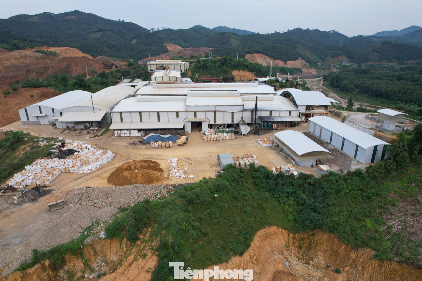 Trước đó, ngày 9/10, Cục Cảnh sát điều tra tội phạm về tham nhũng, kinh tế, buôn lậu đồng loạt khám xét khẩn cấp 21 địa điểm khai thác, tập kết, kinh doanh và nhà riêng của các bị can liên quan, tạm giữ ước tính hơn 13.700 tấn quặng đất hiếm và hơn 1.400 tấn quặng sắt.