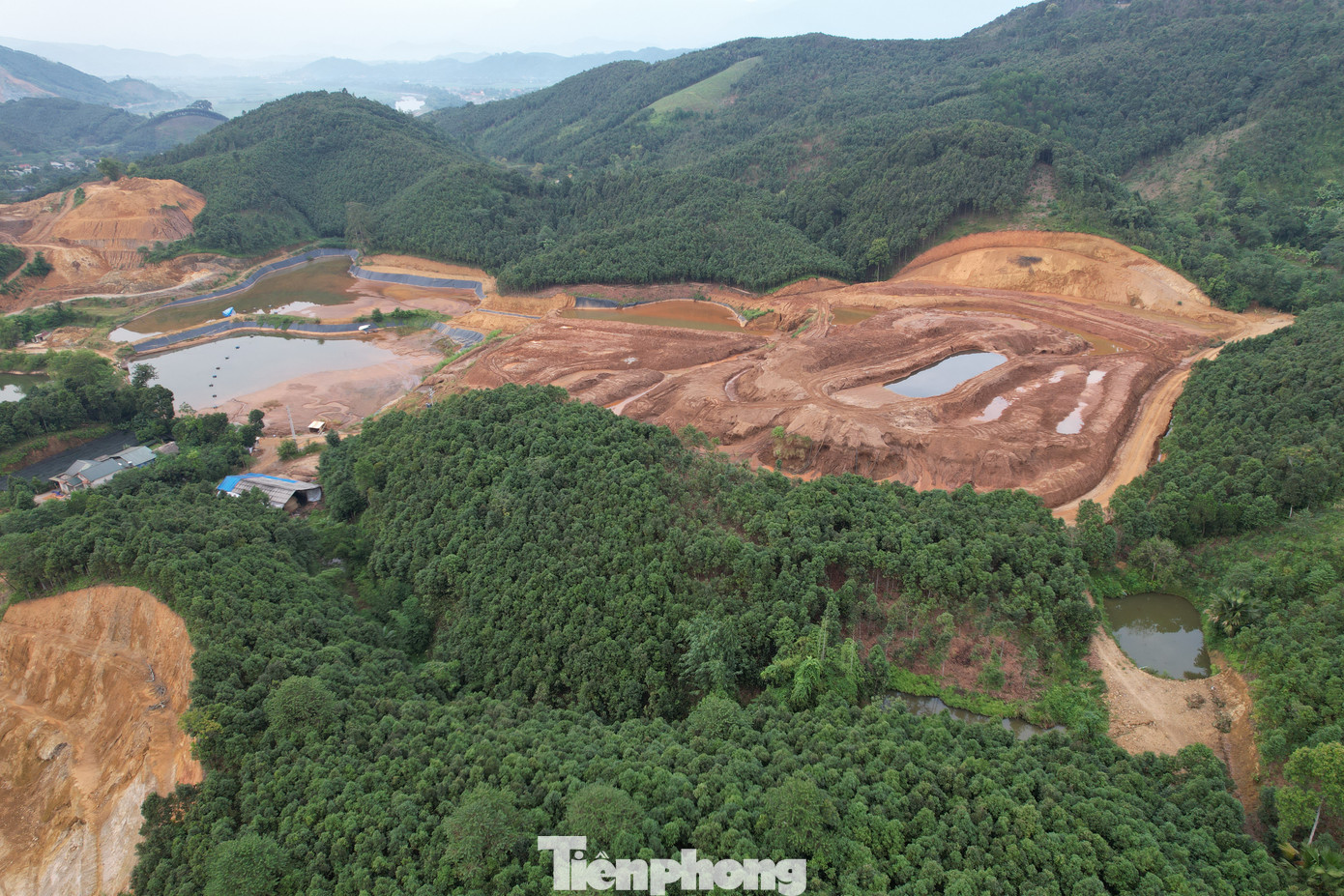 Thông qua việc này, các bị can hưởng lợi bất chính khoảng 632 tỷ đồng. Hành vi của các bị can vi phạm Chỉ thị số 02/CT-TTg của Thủ tướng; các khoản 3, 5, 7 Điều 2 và Điều 3 Giấy phép khai thác khoáng sản số 927/GP-BTNMT.