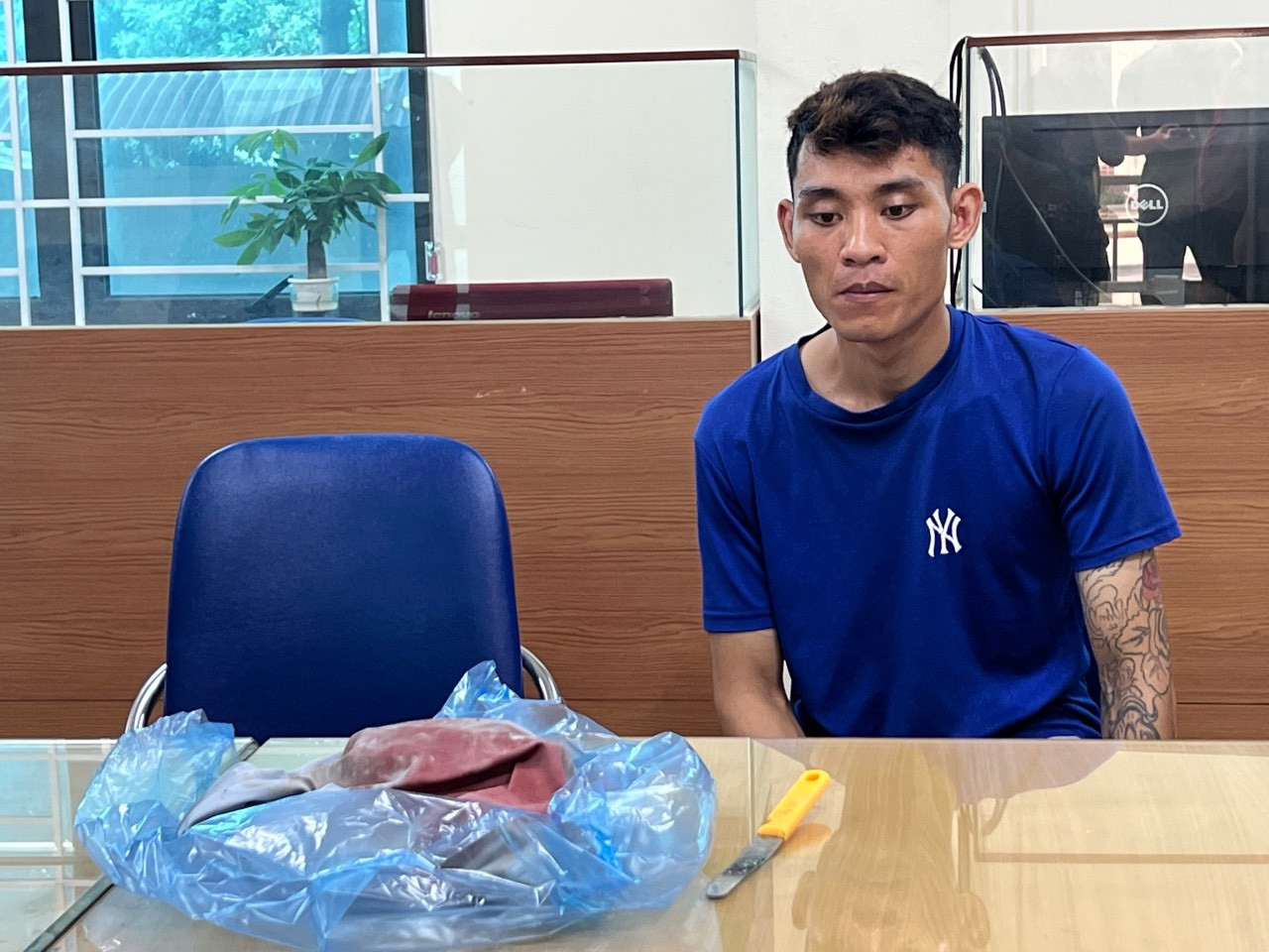 Nghi phạm Phạm Văn Mạnh cùng tang vật tại cơ quan Công an.