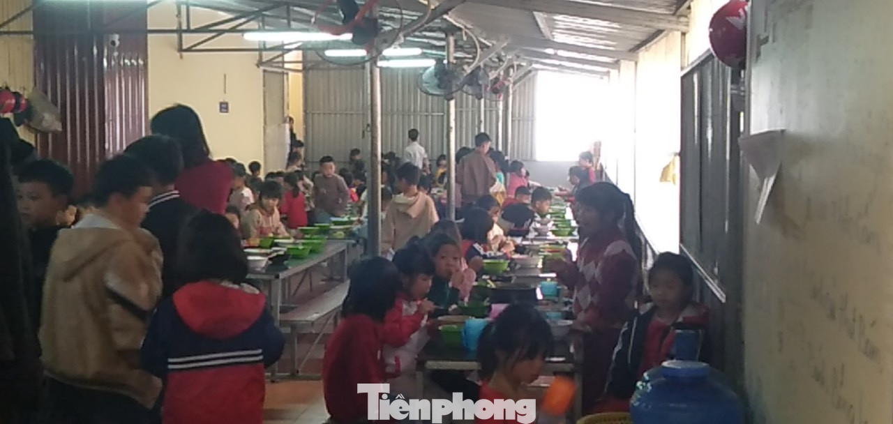 Tuy nhiên, trong thời gian chờ đợi, các em học sinh vẫn phải học tạm trong các phòng học tạm.