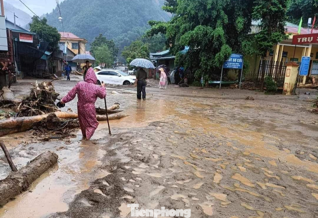 Theo Ban chỉ huy phòng chống thiên tai và tìm kiếm cứu nạn (PCTT và TKCN) tỉnh Yên Bái, đến 10h ngày 6/8, đoạn km316+230 đến km318+600, Quốc lộ 32, đoạn qua địa phận xã Khao Mang và xã Hồ Bốn, huyện Mù Cang Chải đất đá sạt lở từ taluy dương vẫn sạt tràn kín mặt đường, gây ách tắc giao thông. Theo Ban chỉ huy phòng chống thiên tai và tìm kiếm cứu nạn (PCTT và TKCN) tỉnh Yên Bái, đến 10h ngày 6/8, đoạn km316+230 đến km318+600, Quốc lộ 32, đoạn qua địa phận xã Khao Mang và xã Hồ Bốn, huyện Mù Cang Chải đất đá sạt lở từ taluy dương vẫn sạt tràn kín mặt đường, gây ách tắc giao thông.
