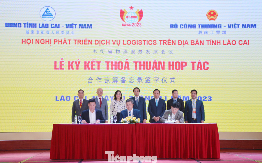 Ký thỏa thuận 3 bên giữa Hiệp hội Doanh nghiệp tỉnh Lào Cai, Hiệp hội Logistics Hà Nội và Hiệp hội Logistics Hải Phòng.