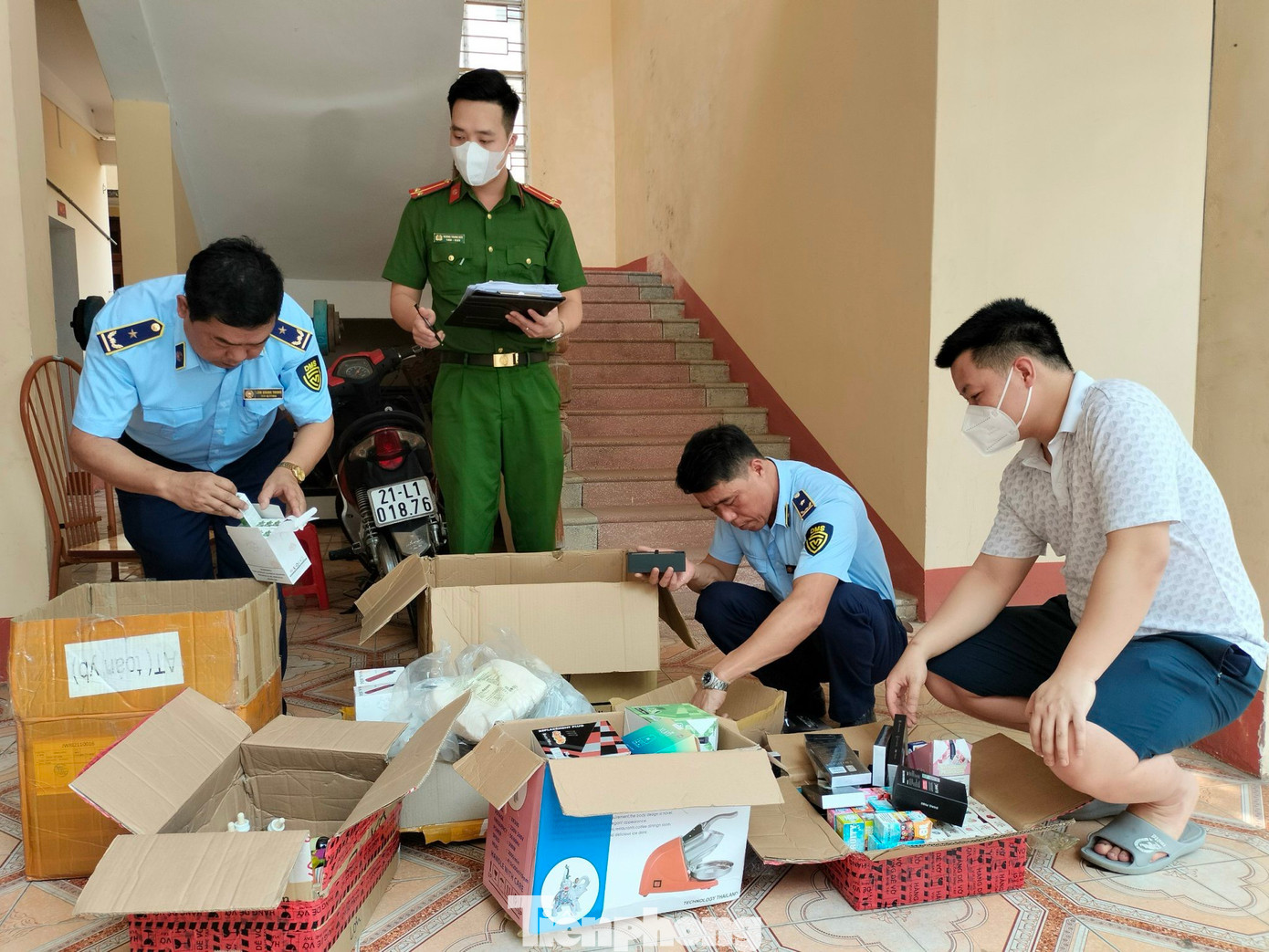 Lực lượng chức năng kiểm tra số lượng thuốc lá điện tử không rõ nguồn gốc tại cơ sở kinh doanh Khanh Ngân. Lực lượng chức năng kiểm tra số lượng thuốc lá điện tử không rõ nguồn gốc tại cơ sở kinh doanh Khanh Ngân.