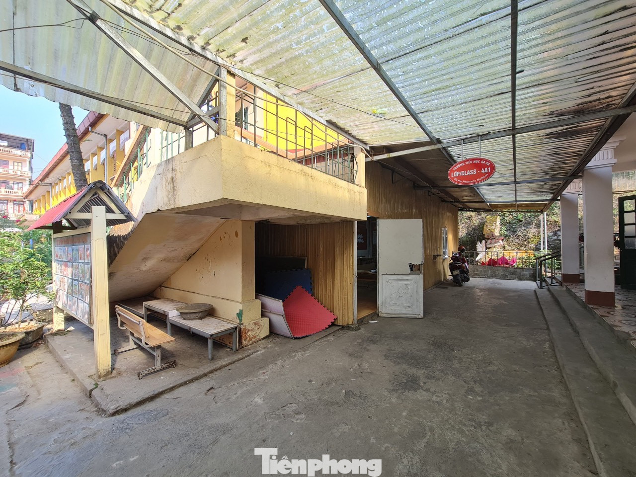 Ông Dương Xuân Chính - Hiệu trưởng Trường Tiểu học Sa Pa cho biết, trường sáp nhập về địa điểm này năm 2016. Do thuộc vùng trung tâm của Sa Pa nên nhiều học sinh tập trung học tập đến từ các phường, dẫn đến tình trạng quá tải.