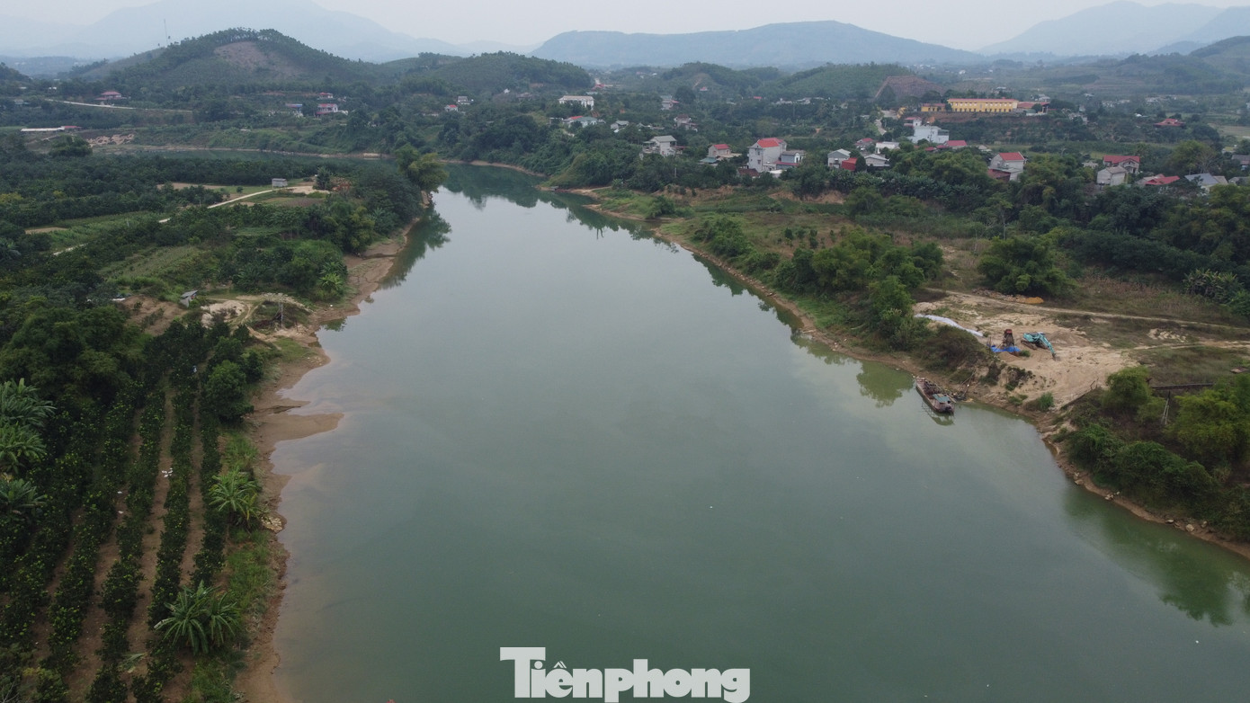 Nhiều diện tích trồng bưởi, cây nông nghiệp của người dân bị sạt lở. Nhiều diện tích trồng bưởi, cây nông nghiệp của người dân bị sạt lở.