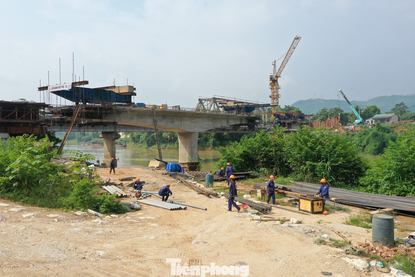 Ông Vũ Duy Khánh (ở xã Tô Mậu, huyện Lục Yên) phấn khởi chia sẻ, cầu trước đây đã xuống cấp, đi lại nhiều bất tiện. Giờ cầu mới rộng, đẹp giúp bà con giao thương thuận lợi, người dân khi biết tin xây dựng đã tự nguyện hiến đất, phá dỡ công trình trong phạm vi thi công, giúp nhà thầu sớm giải phóng mặt bằng để sớm hoàn thành cầu. Ông Vũ Duy Khánh (ở xã Tô Mậu, huyện Lục Yên) phấn khởi chia sẻ, cầu trước đây đã xuống cấp, đi lại nhiều bất tiện. Giờ cầu mới rộng, đẹp giúp bà con giao thương thuận lợi, người dân khi biết tin xây dựng đã tự nguyện hiến đất, phá dỡ công trình trong phạm vi thi công, giúp nhà thầu sớm giải phóng mặt bằng để sớm hoàn thành cầu.