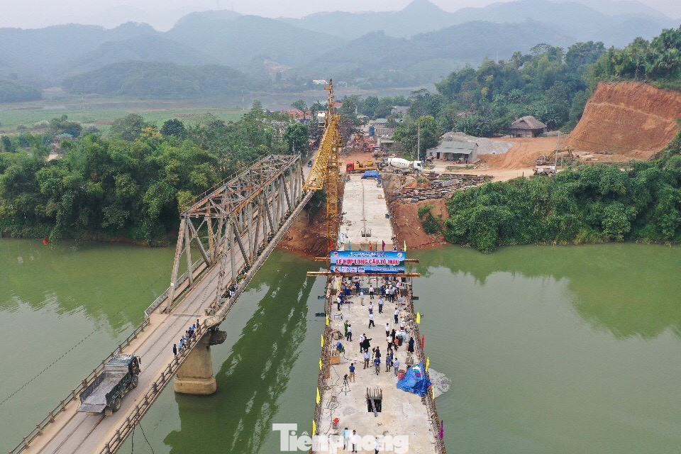 Trao đổi với Tiền Phong, ông Phạm Ánh Dương - Chủ tịch Công ty TNHH Vận tải và Đầu tư xây dựng TLK, cho biết, ngay sau khi họp long, đơn vị tiến hành hoàn thiện lan can, đường nối 2 cầu, dự kiến hoàn thành trước ngày 30/12/2023. Khánh thành cầu trong tháng 1/2024. Trao đổi với Tiền Phong, ông Phạm Ánh Dương - Chủ tịch Công ty TNHH Vận tải và Đầu tư xây dựng TLK, cho biết, ngay sau khi họp long, đơn vị tiến hành hoàn thiện lan can, đường nối 2 cầu, dự kiến hoàn thành trước ngày 30/12/2023. Khánh thành cầu trong tháng 1/2024.