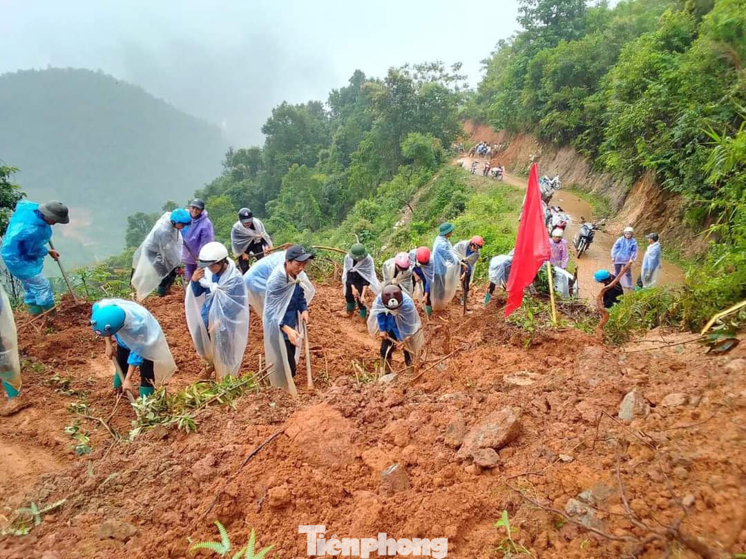 Trong ngày 6 đến 7/8, huyện đoàn Mù Cang Chải đã huy động hơn 500 đoàn viên thanh niên trong huyện phối hợp cùng lực lượng dân quân tự vệ xung kích tiên phòng mở đường tiếp cận các thôn, bản bị chia cắt do mưa lũ để tiếp tế nhu yếu phẩm, hỗ trợ bà con nhân dân.