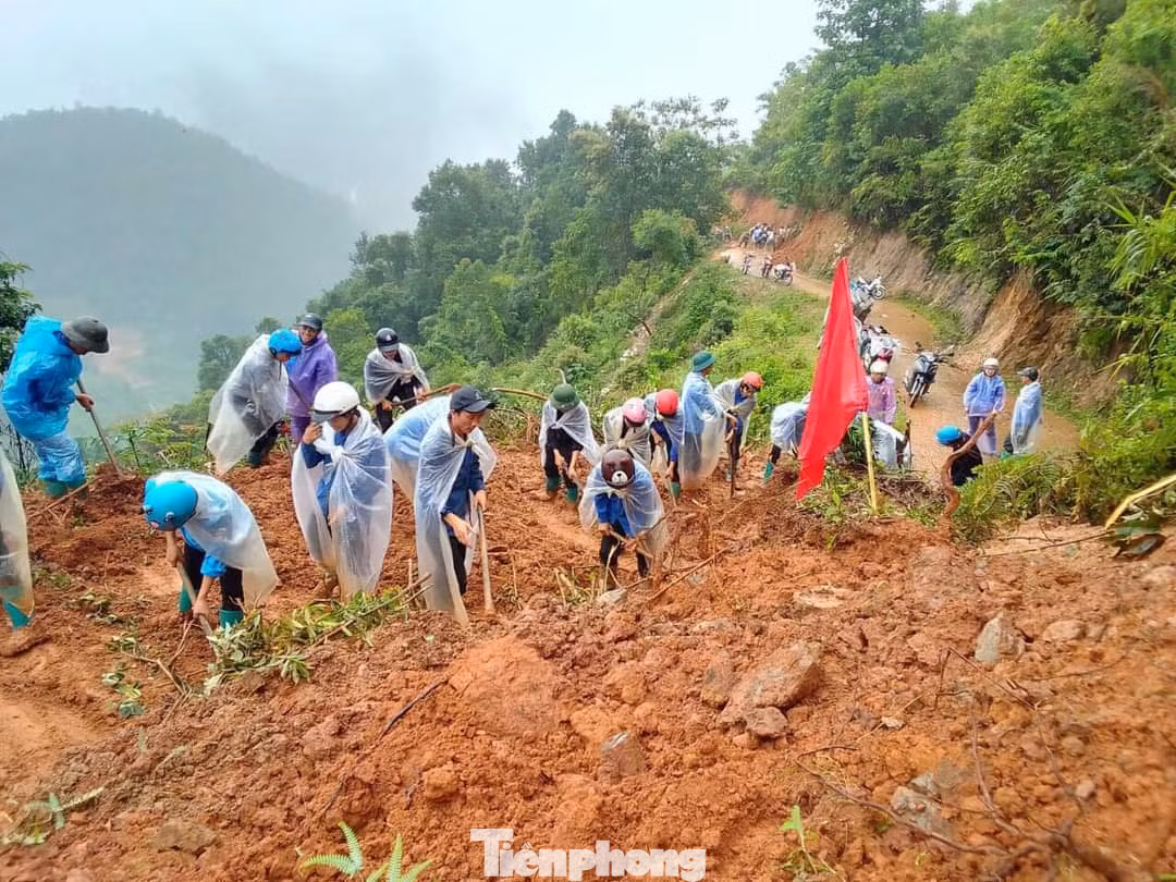 Trong ngày 6 đến 7/8, huyện đoàn Mù Cang Chải đã huy động hơn 500 đoàn viên thanh niên trong huyện phối hợp cùng lực lượng dân quân tự vệ xung kích tiên phòng mở đường tiếp cận các thôn, bản bị chia cắt do mưa lũ để tiếp tế nhu yếu phẩm, hỗ trợ bà con nhân dân.