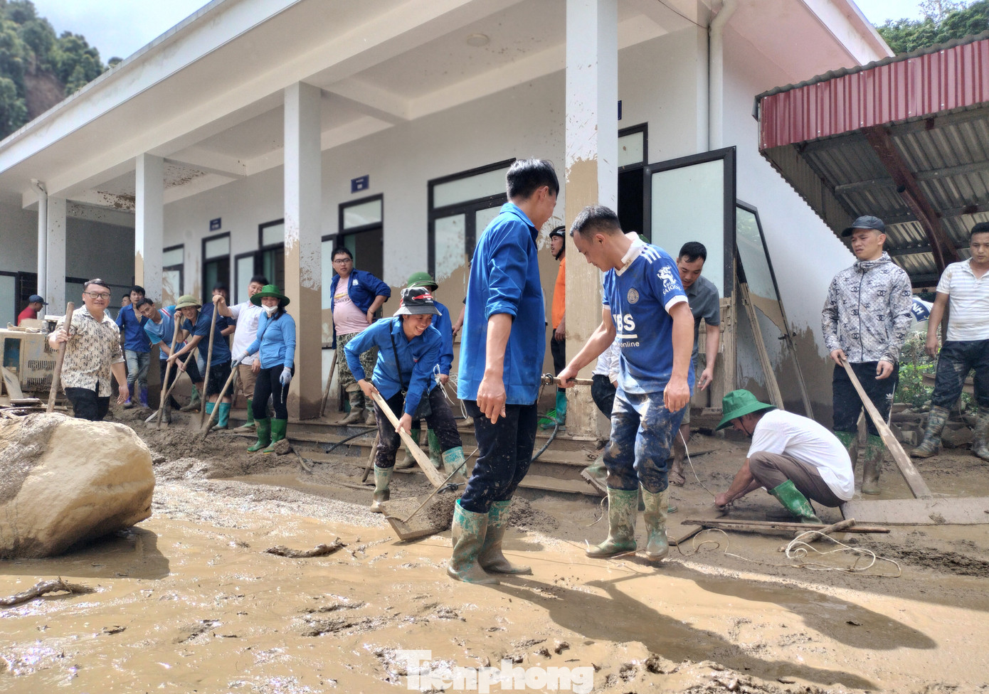 Ngoài ra, đoàn thanh niên các ban, ngành của tỉnh cũng được điều động, hỗ trợ để khắc phục tại các địa điểm trạm y tế xã Hồ Bốn, trường phổ thông dân tộc bán trú Tiểu học và THCS Hồ Bốn...