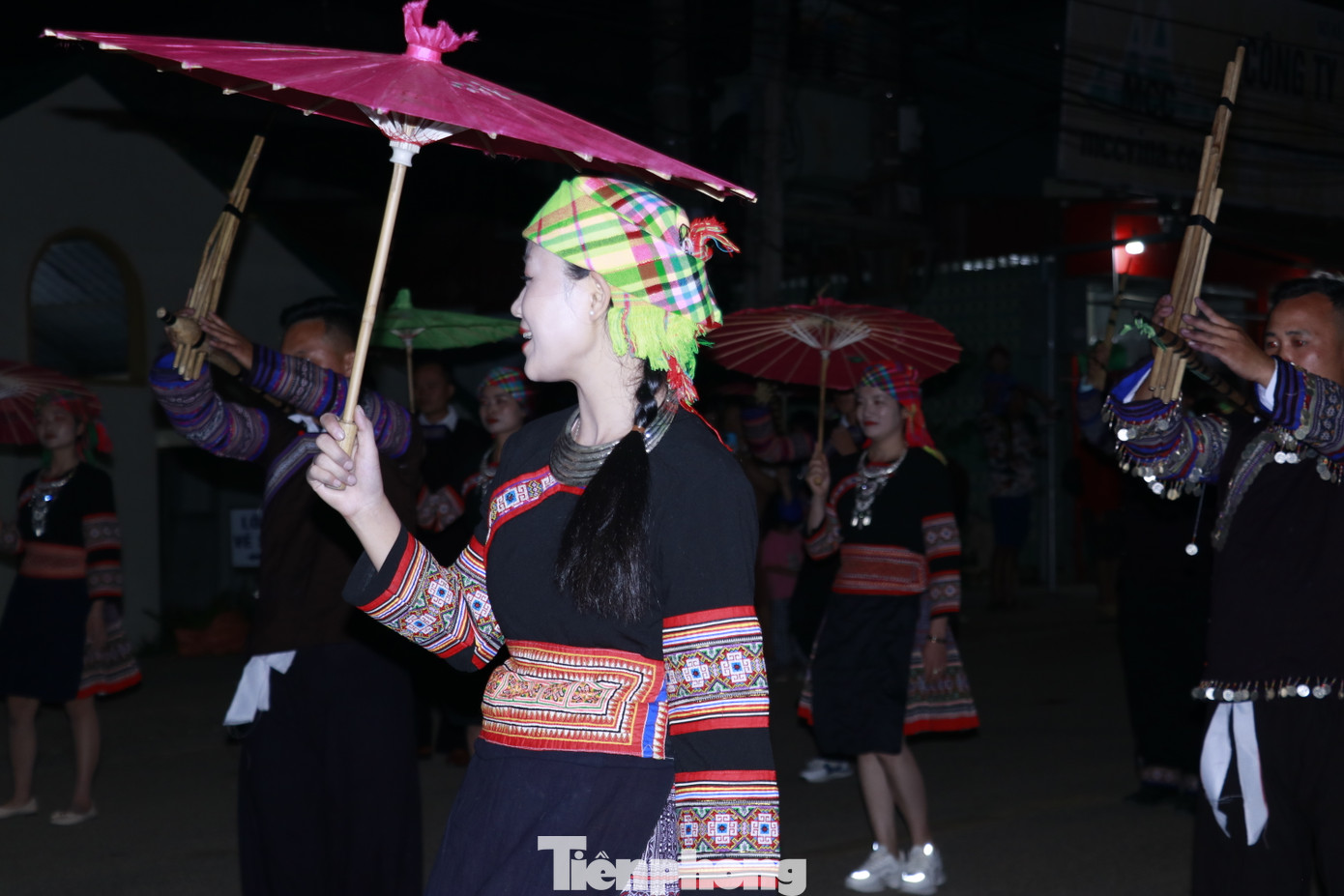 Mỗi đội văn nghệ đem đến bản sắc riêng của địa phương mình. Với chặng đường diễu hành hơn 1km, cùng các đạo cụ biểu diễn phong phú và trang phục đậm sắc màu dân tộc, các đoàn văn nghệ từ các xã đã mang đến những tiết mục dân ca, dân vũ truyền thống.