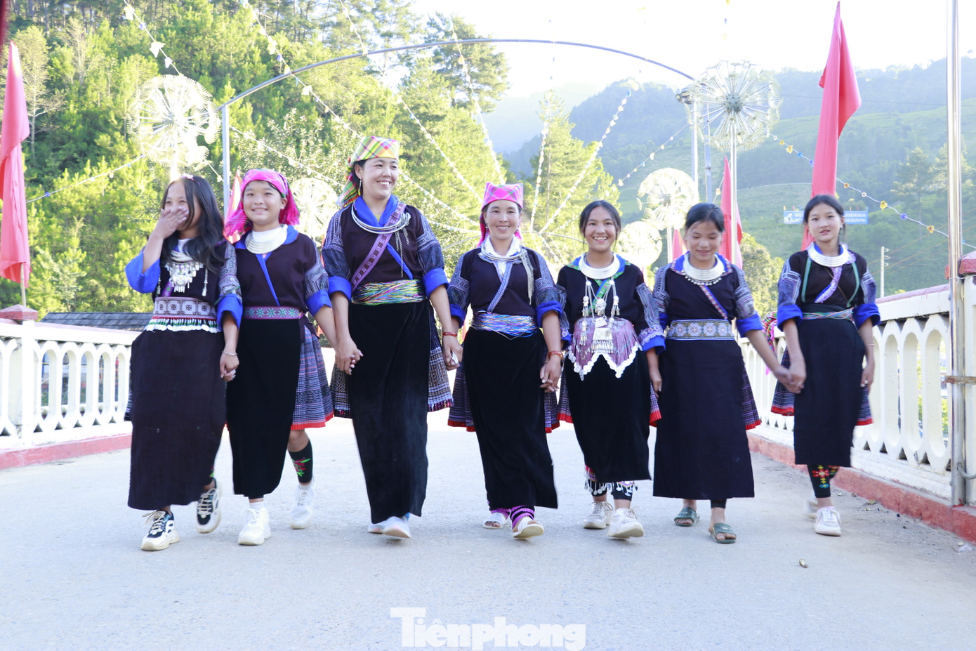 Chị Khang Thị Bla, Bí thư Đoàn xã Chế Cu Nha chia sẻ: Từ một tháng nay, đoàn xã tập trung các chị em để tập luyện các chương trình chuẩn bị cho ngày Tết Độc lập.